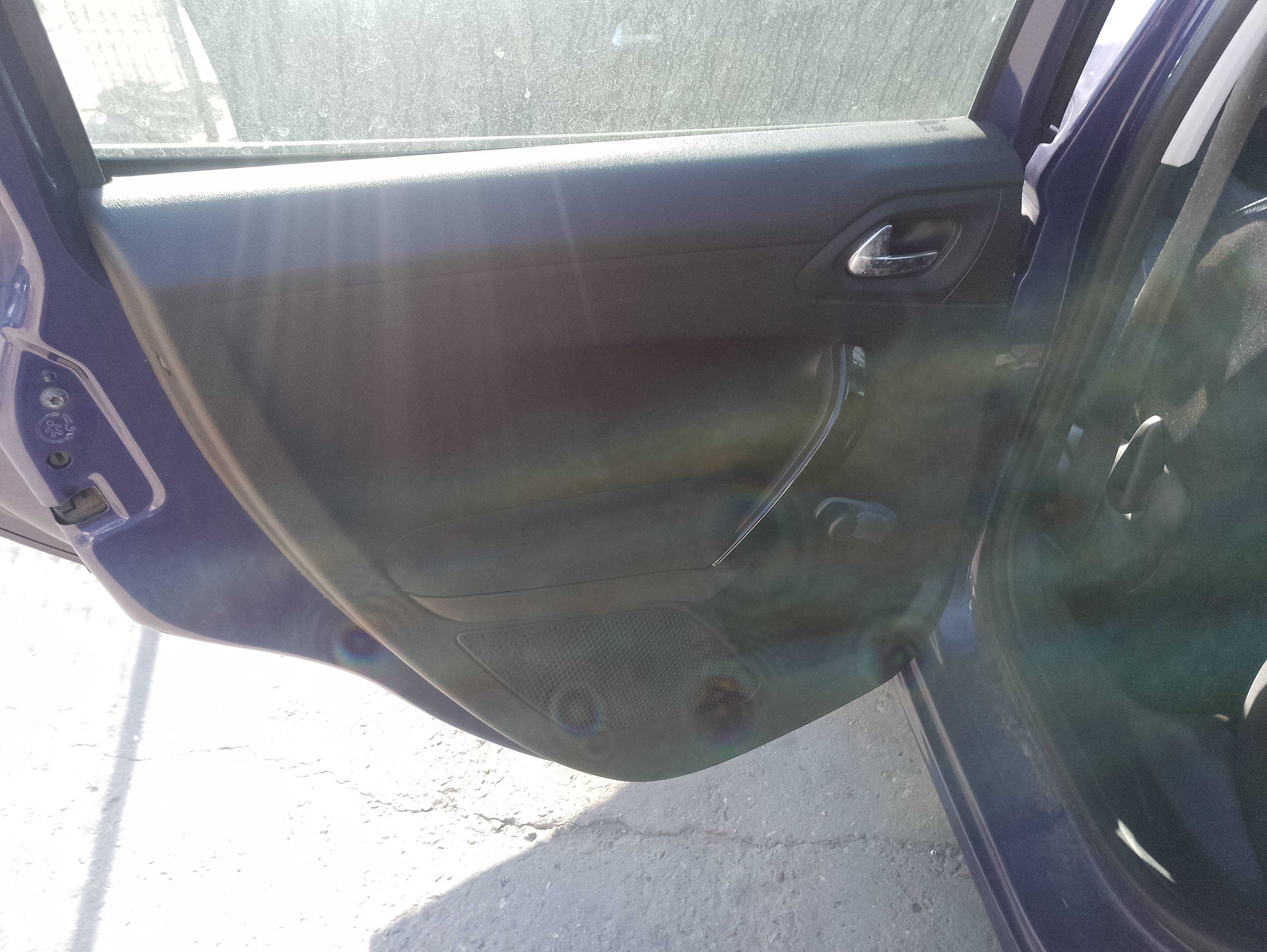 Recambio de guarnecido puerta trasera izquierda para peugeot 208 access referencia OEM IAM   