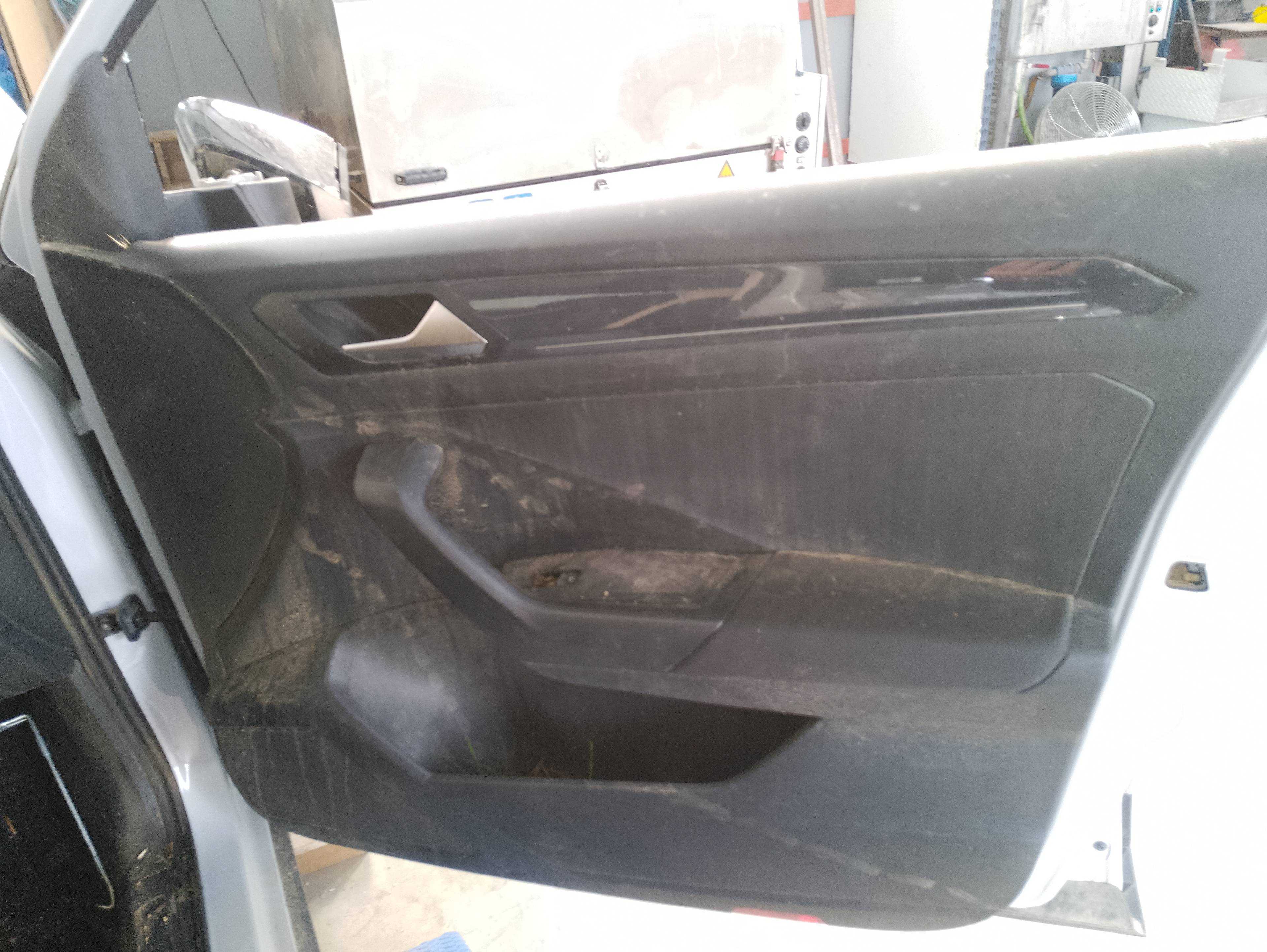 Recambio de guarnecido puerta delantera derecha para volkswagen t-roc advance r-line referencia OEM IAM 2GA867012B  