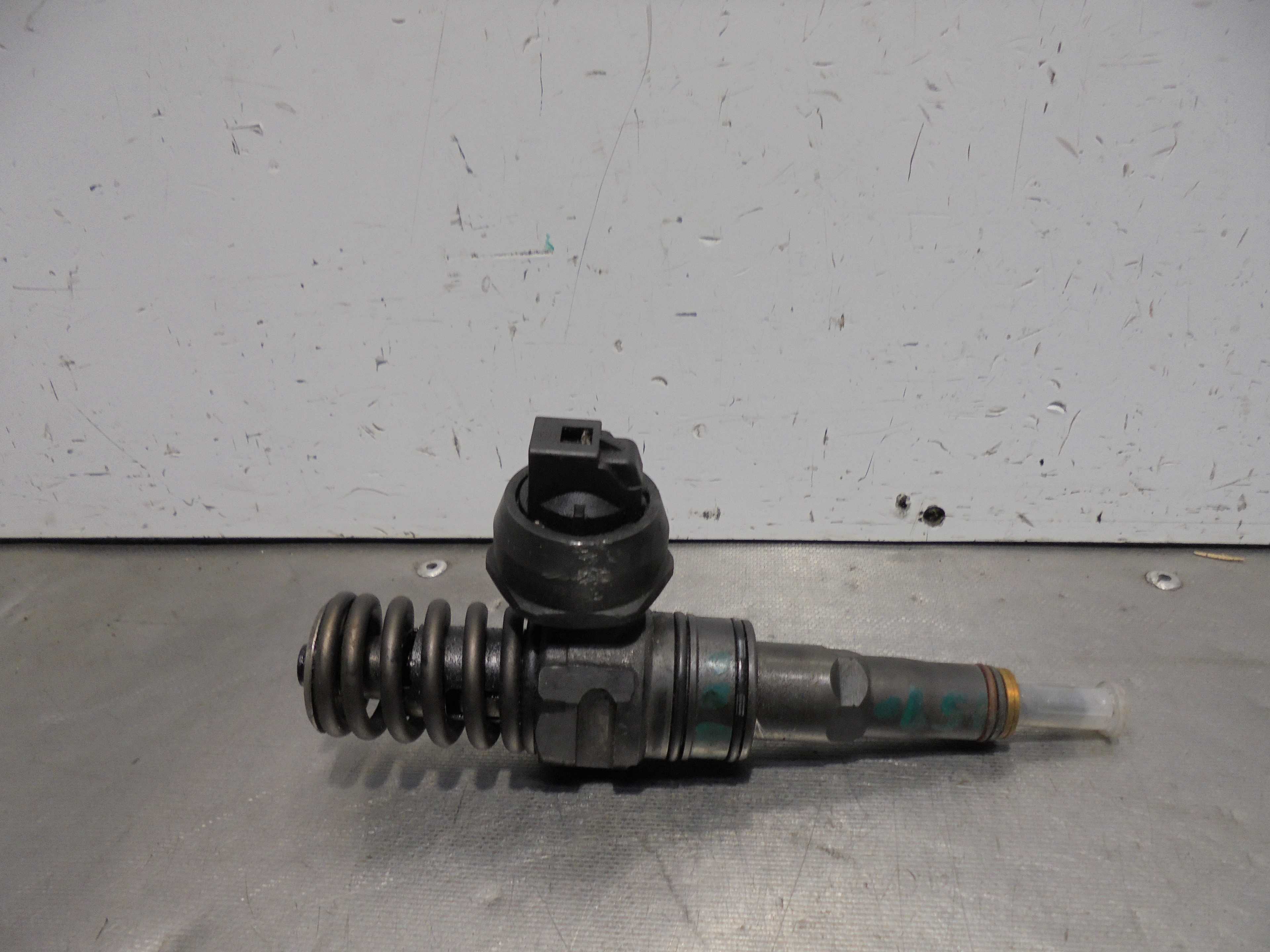 Recambio de inyector para skoda fabia (6y2/6y3) classic referencia OEM IAM 038130073AG BOSCH 