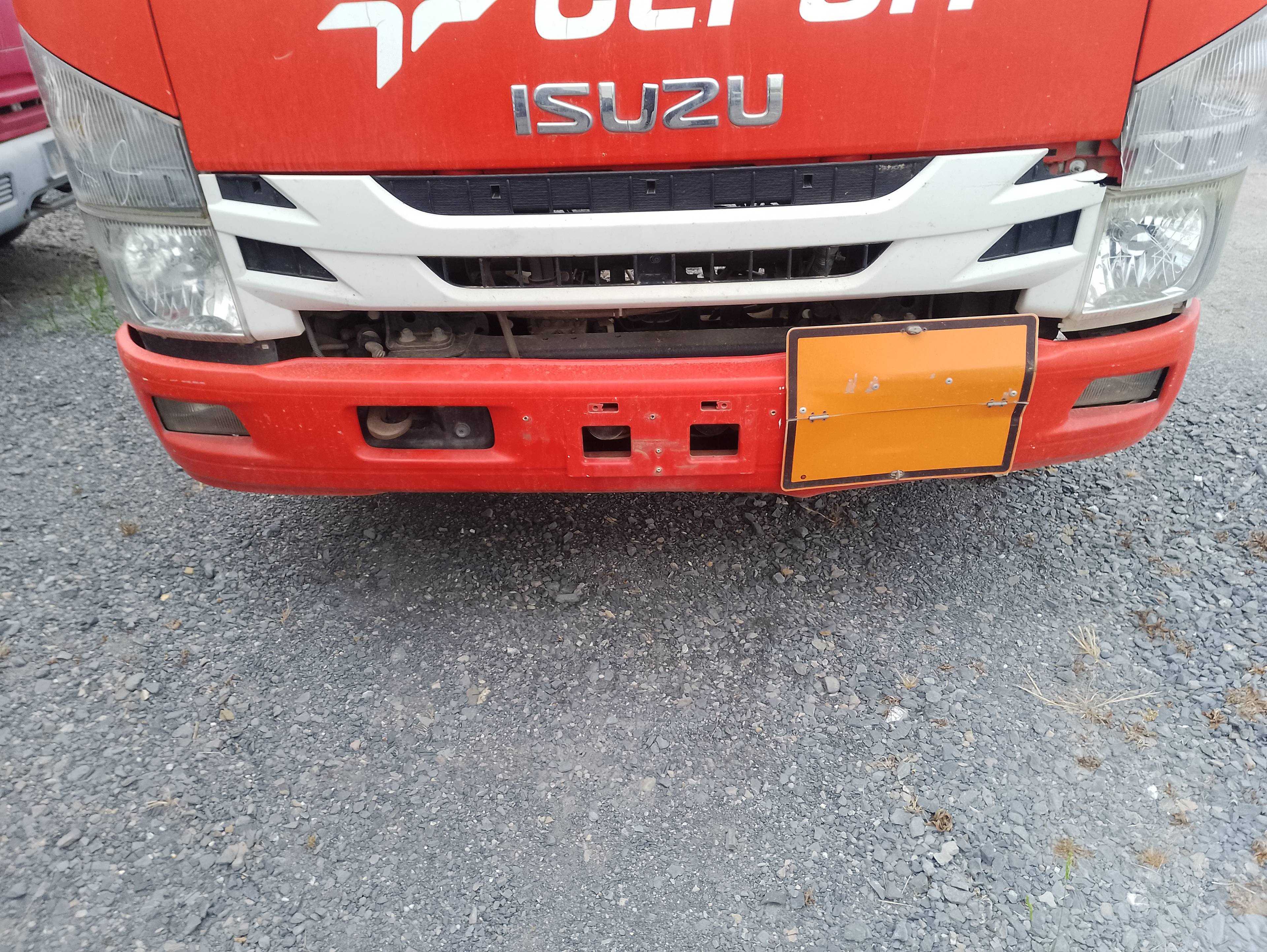 Recambio de paragolpes delantero para isuzu p60 3.0 diesel referencia OEM IAM   