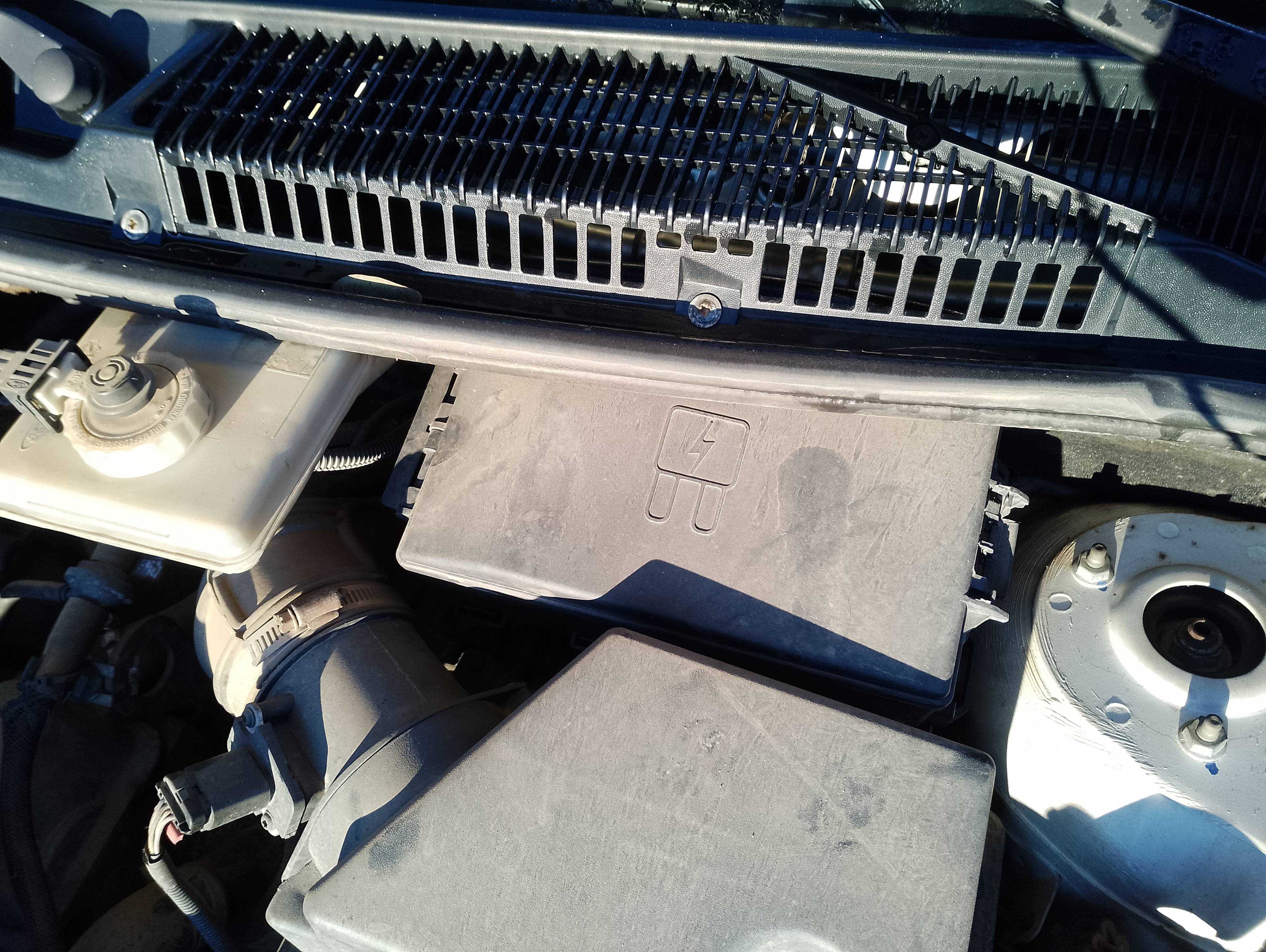 Recambio de caja reles / fusibles para ford transit connect (tc7) furgón ft 200s referencia OEM IAM   