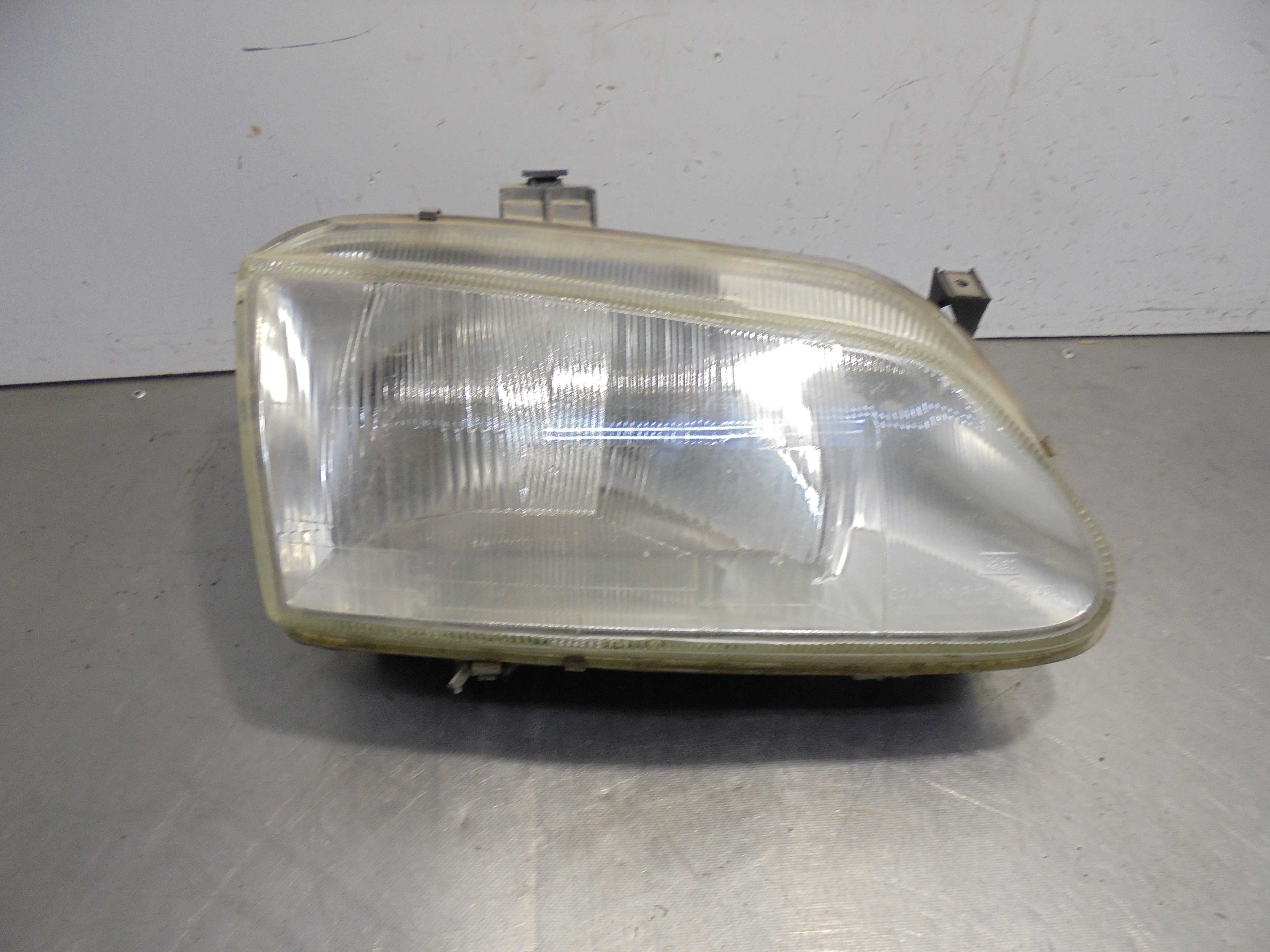 Recambio de faro derecho para renault megane i berlina hatchback (ba0) 1.6e europa referencia OEM IAM   