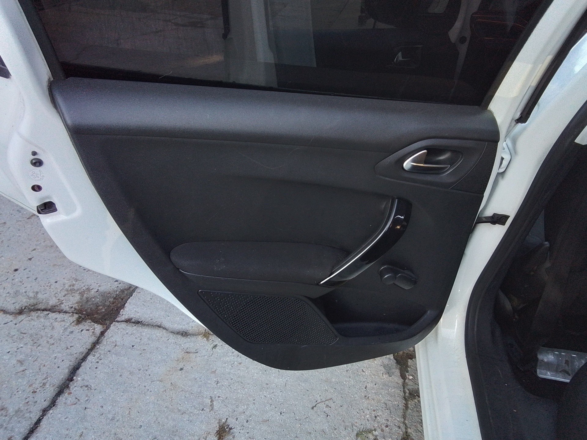 Recambio de guarnecido puerta trasera izquierda para peugeot 208 1.4 hdi fap referencia OEM IAM   