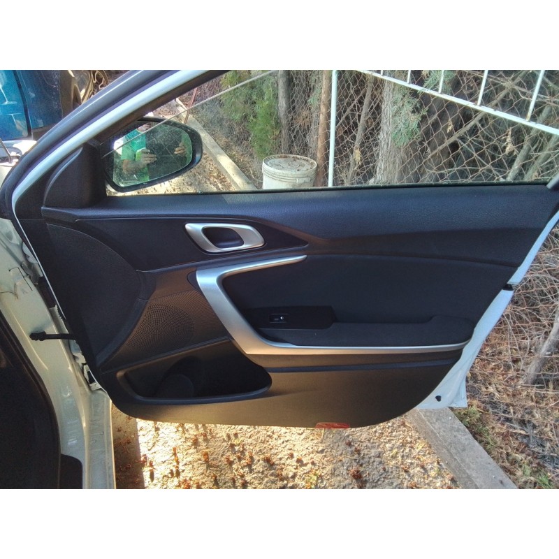 Recambio de guarnecido puerta delantera derecha para kia ceed business referencia OEM IAM   