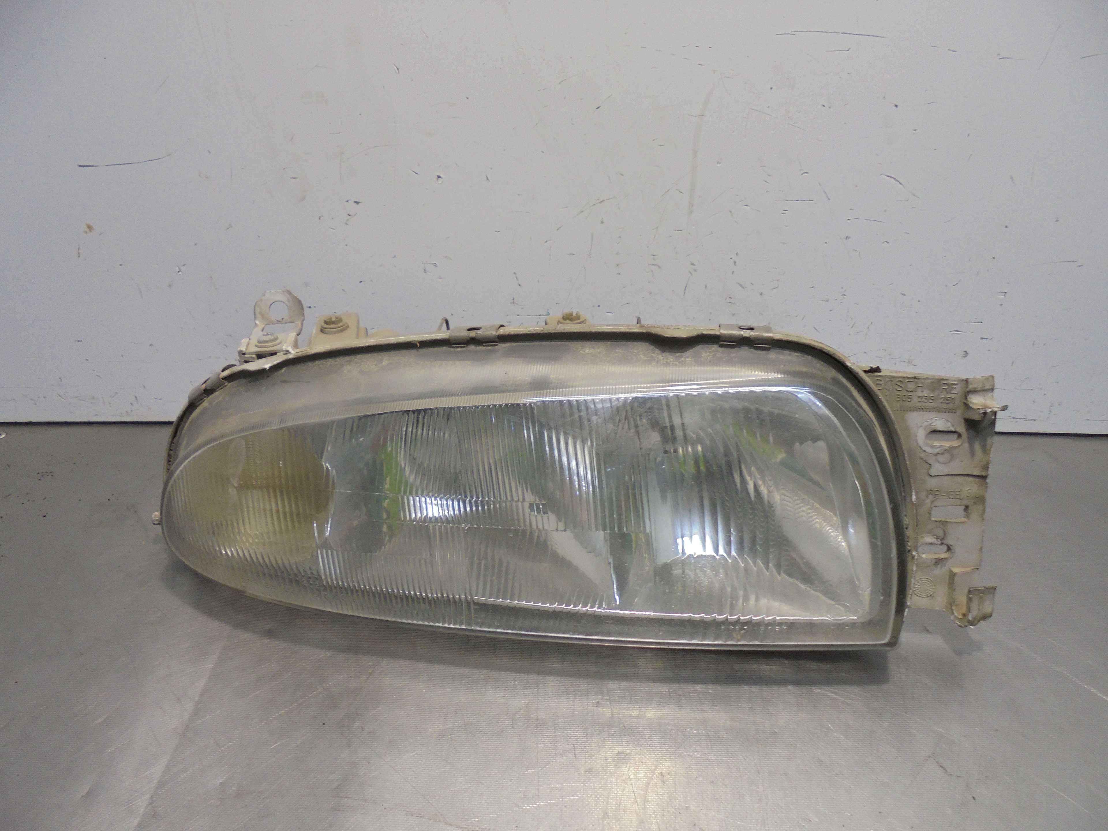 Recambio de faro derecho para ford fiesta berlina básico referencia OEM IAM 0301049202 BOSCH 1305235251