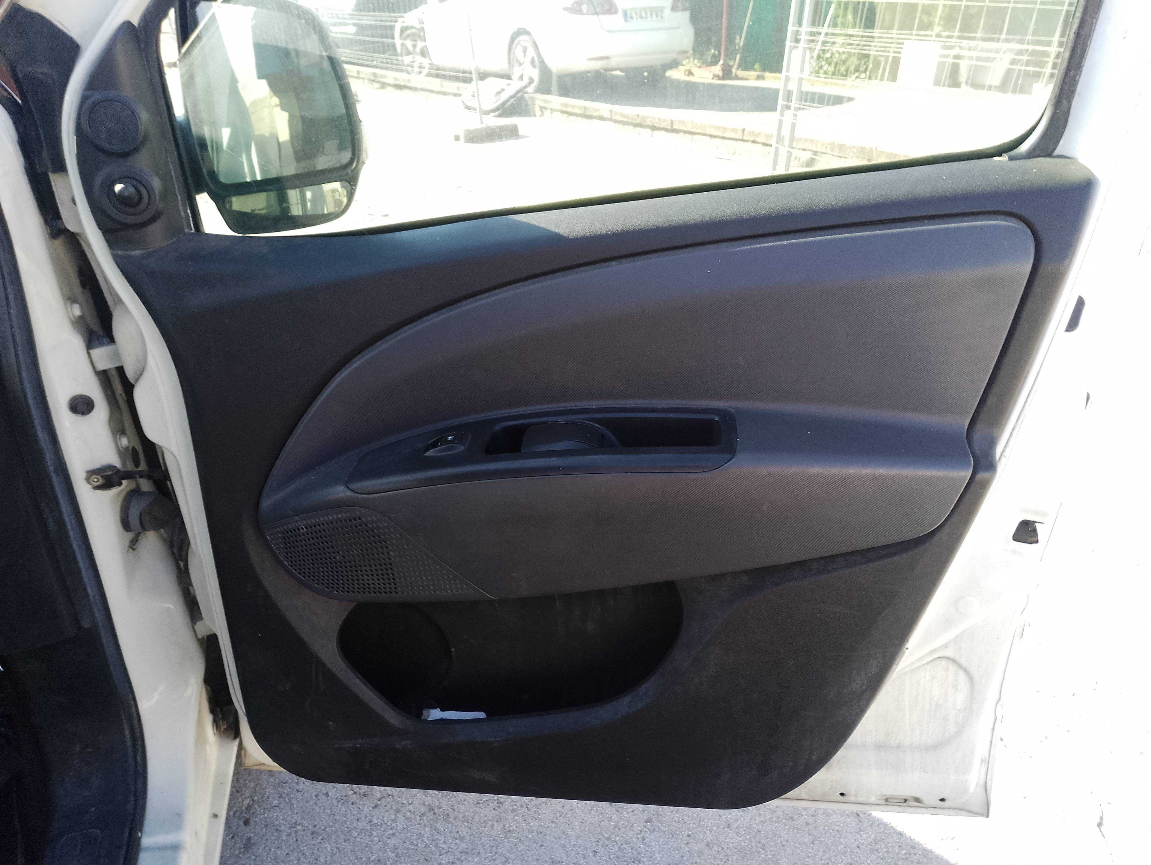 Recambio de guarnecido puerta delantera derecha para fiat doblo cargo basis kasten referencia OEM IAM   