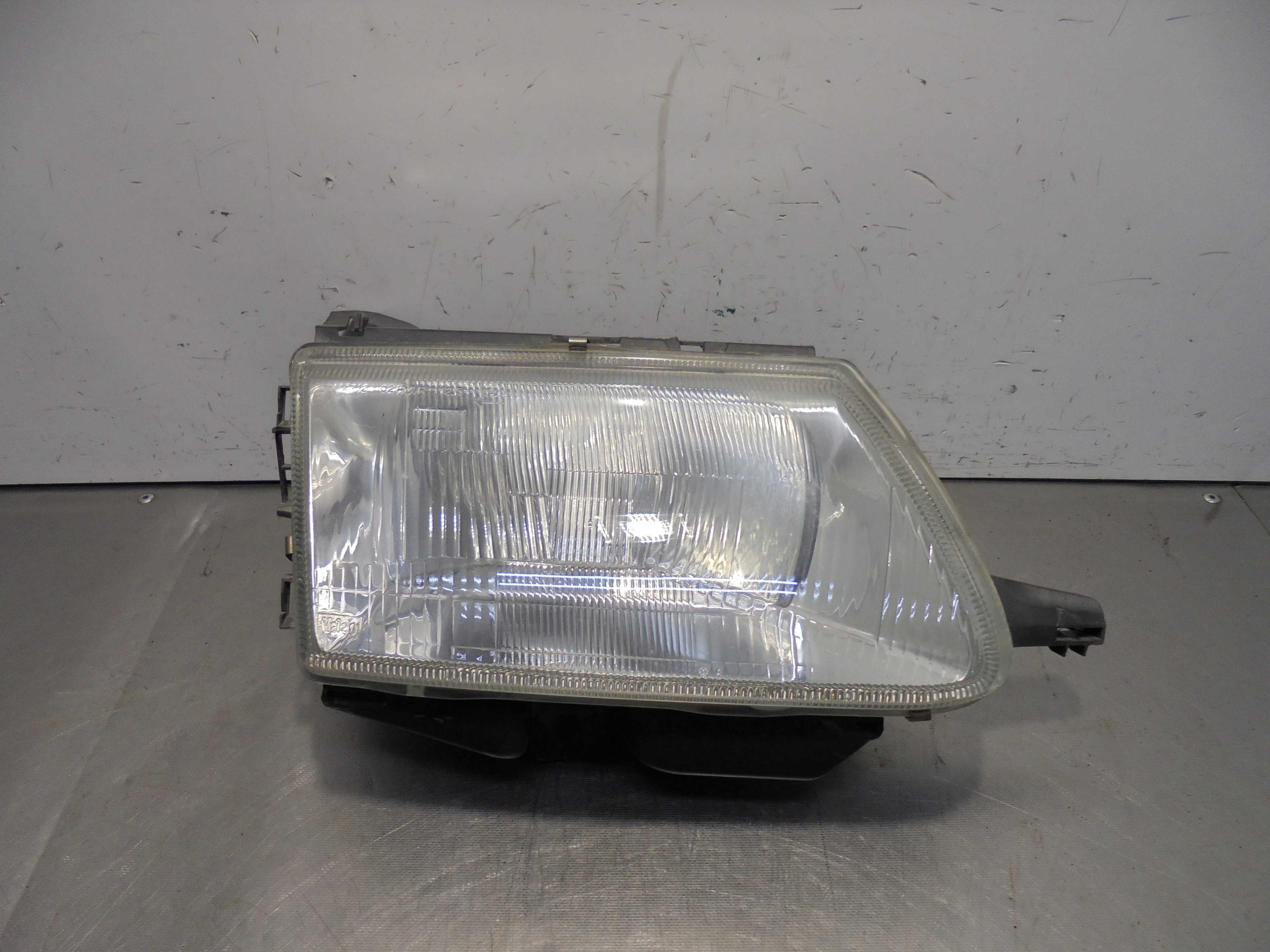 Recambio de faro derecho para citroën saxo 1.4 monaco referencia OEM IAM   