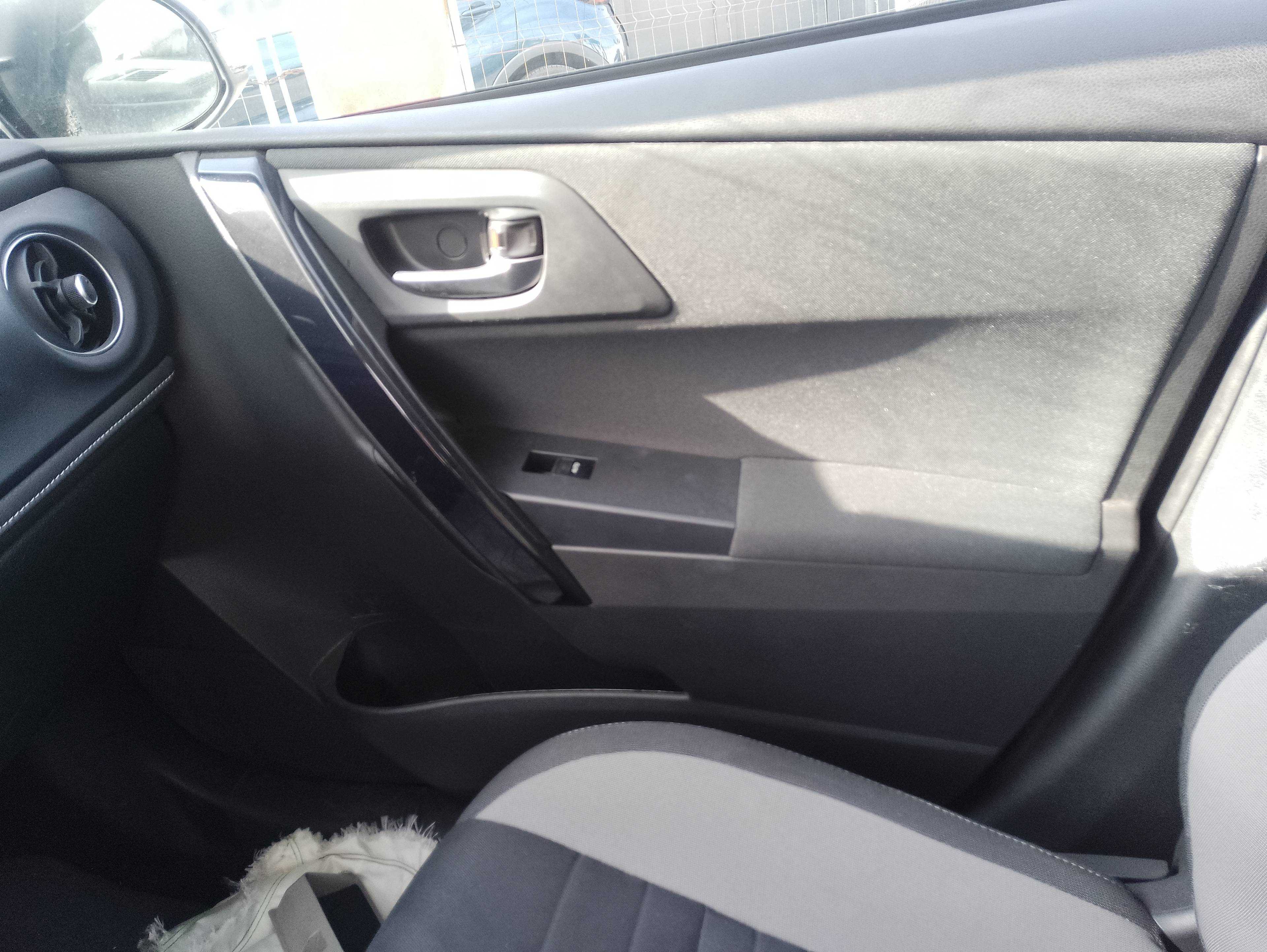 Recambio de guarnecido puerta delantera derecha para toyota auris active referencia OEM IAM   