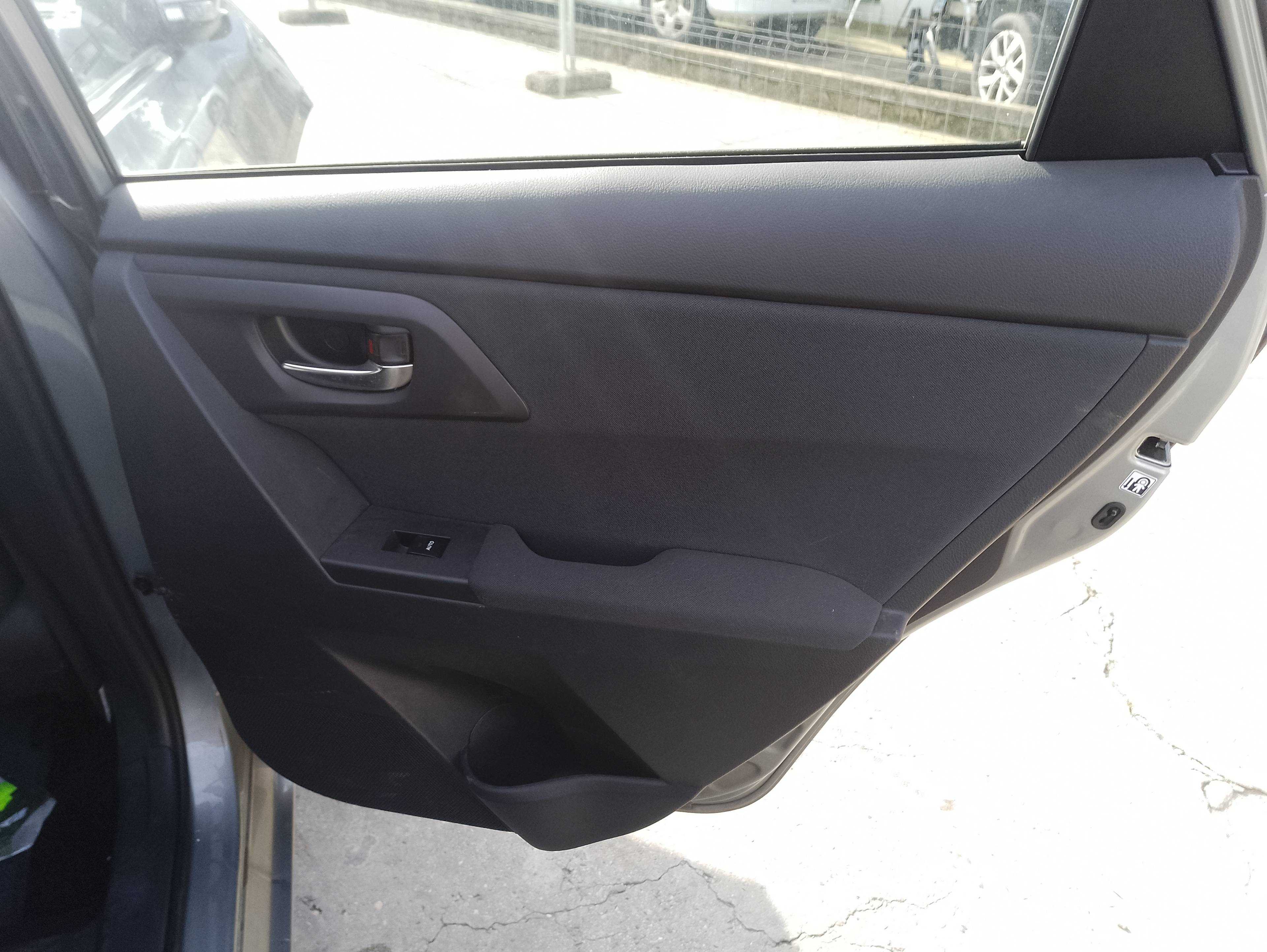 Recambio de guarnecido puerta trasera derecha para toyota auris active referencia OEM IAM   