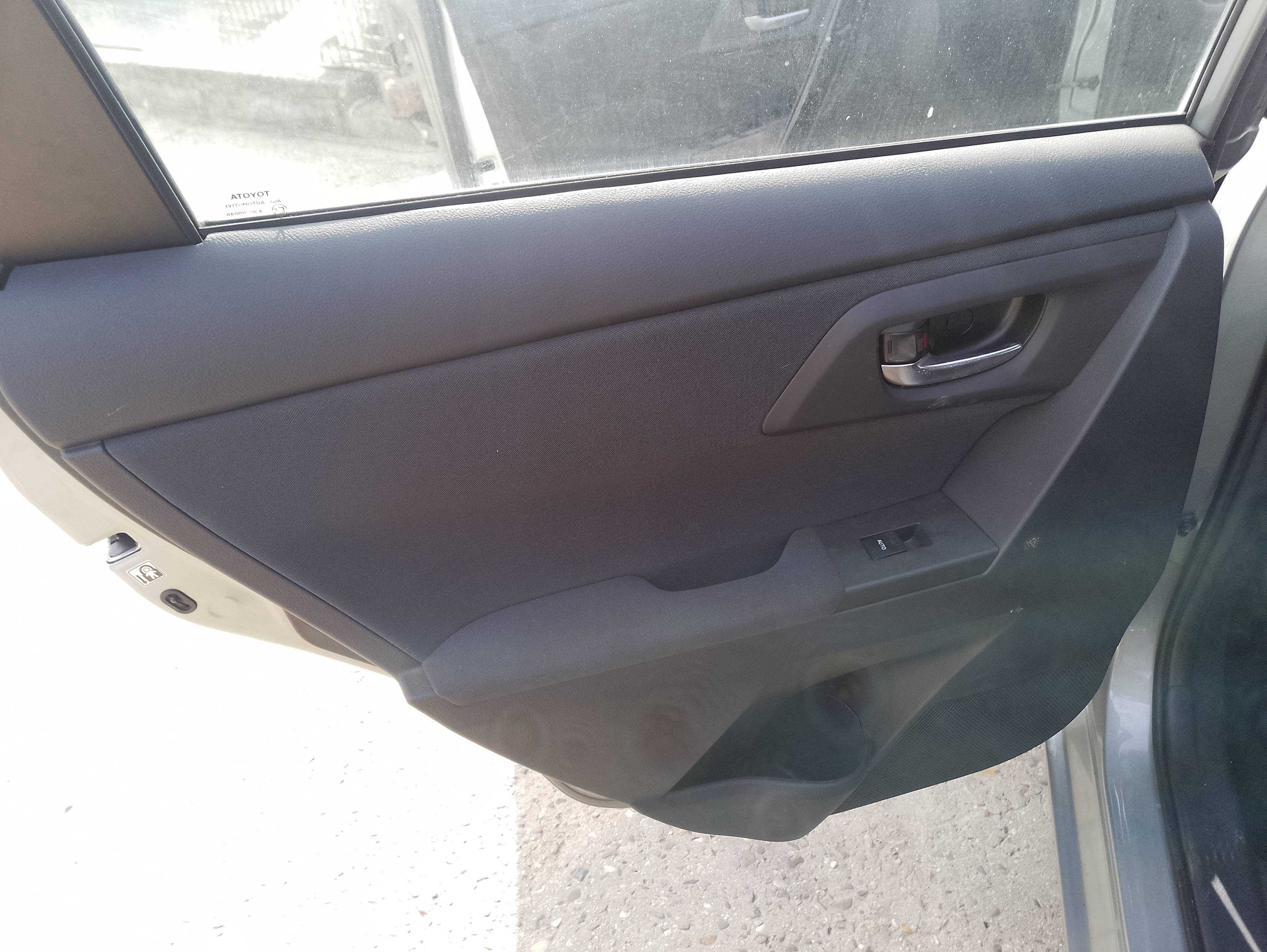 Recambio de guarnecido puerta trasera izquierda para toyota auris active referencia OEM IAM   