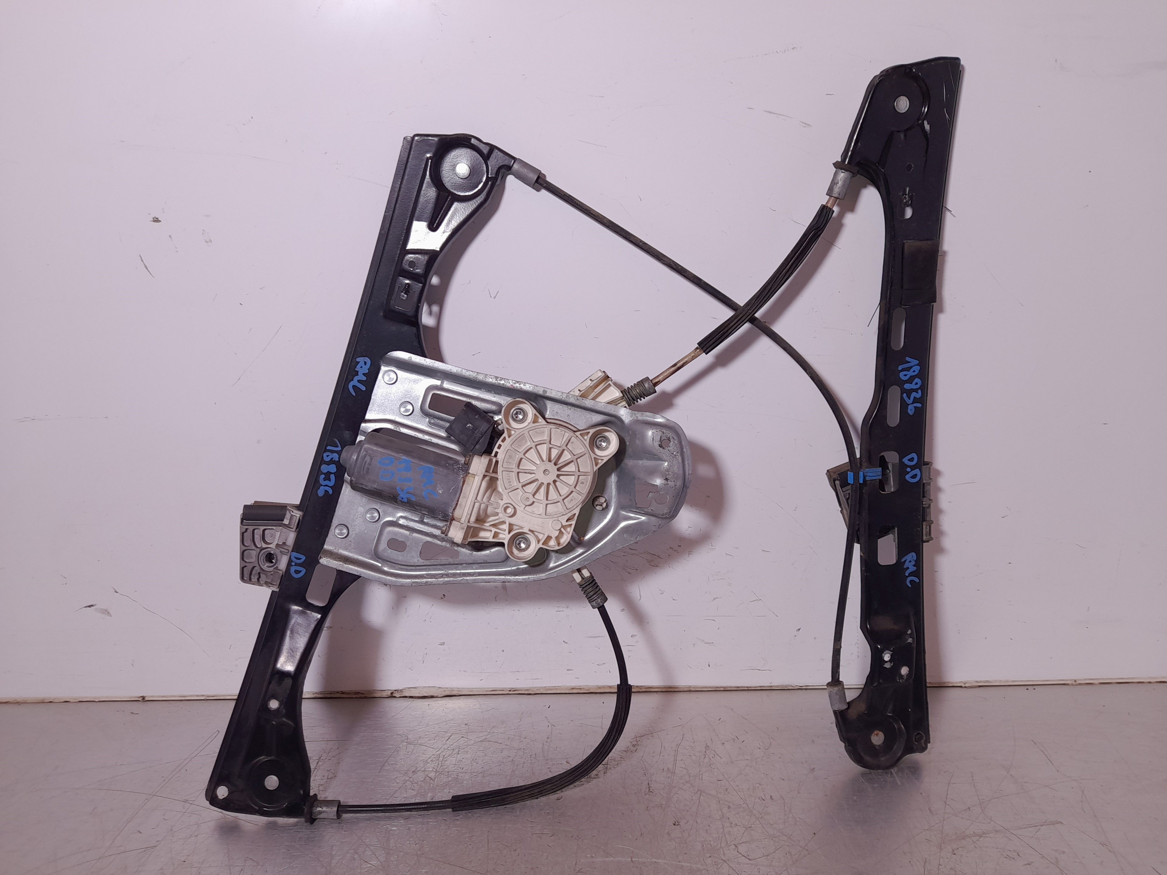 Recambio de elevalunas delantero derecho para mercedes-benz clase c (w203) berlina 200 cdi (203.004) referencia OEM IAM  A203720