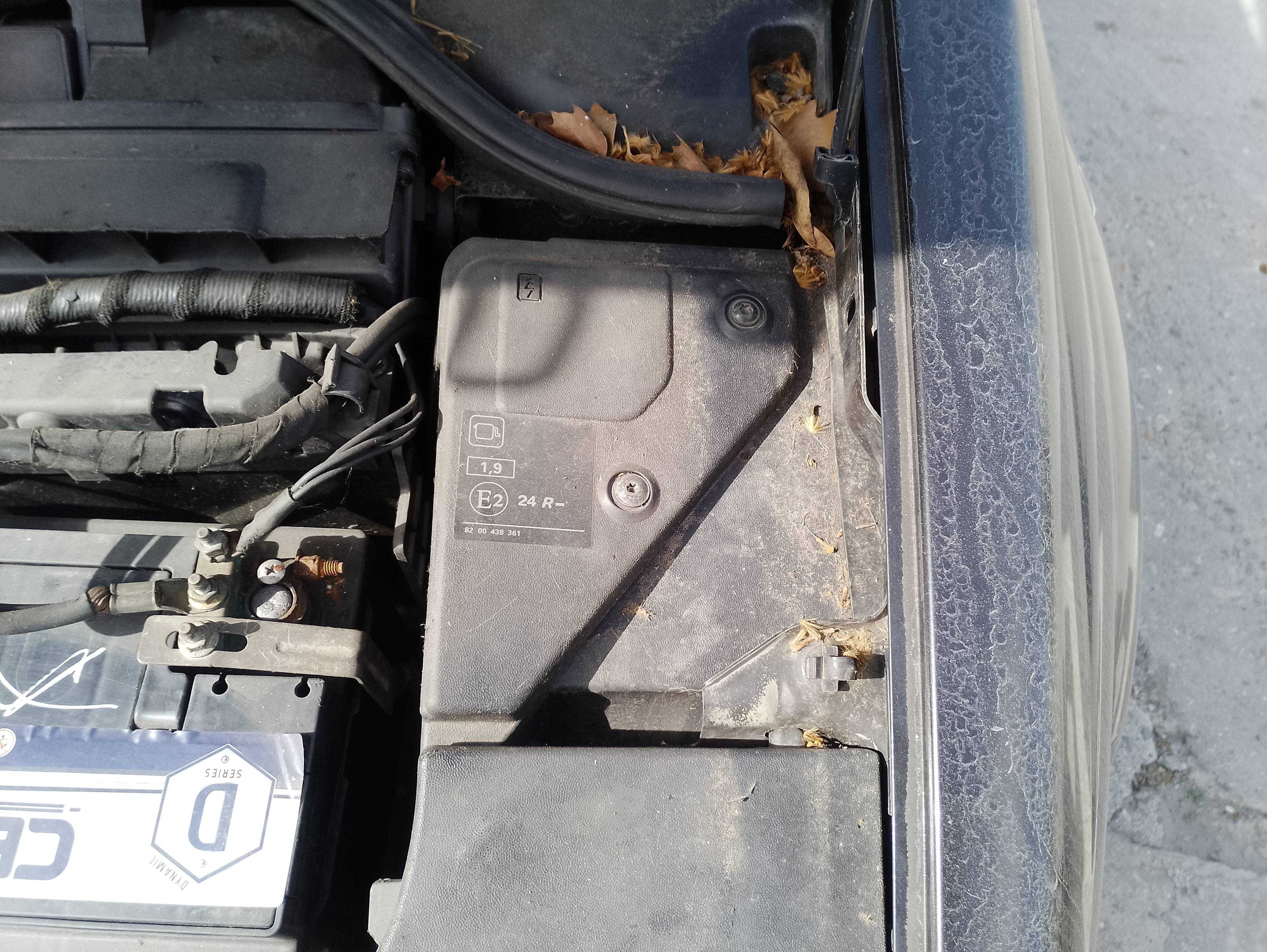 Recambio de caja reles / fusibles para renault megane ii coupe/cabrio authentique referencia OEM IAM   