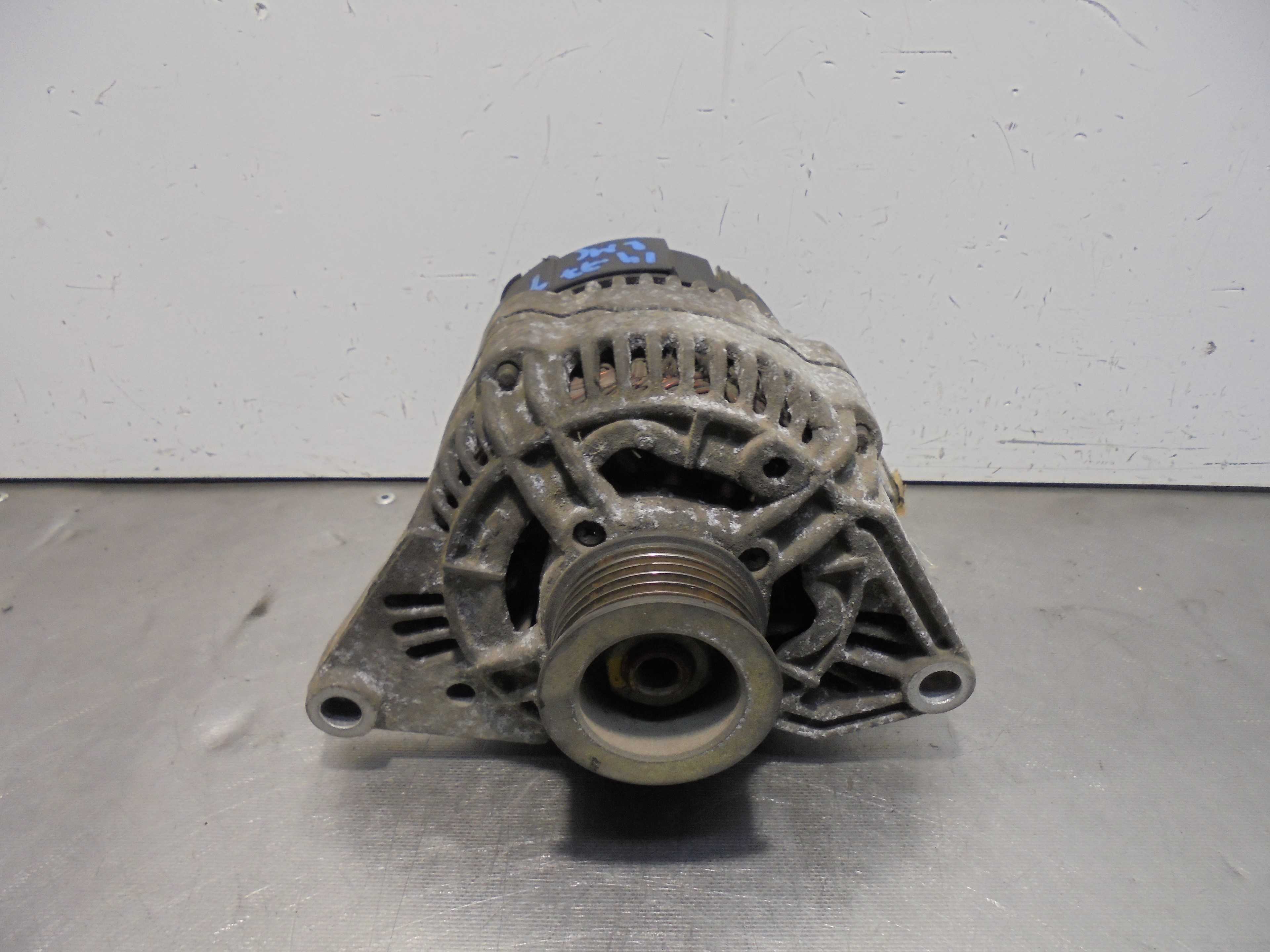 Recambio de alternador para nissan micra (k11) 1.0 16v cat referencia OEM IAM 231005F600 BOSCH 