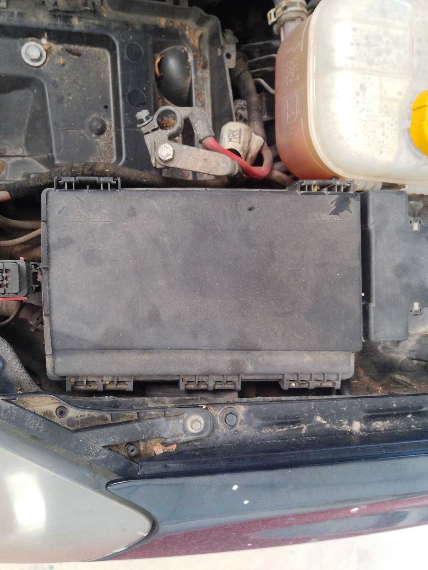 Recambio de caja reles / fusibles para opel astra h gtc (a04) 1.6 (l08) referencia OEM IAM 13208748  