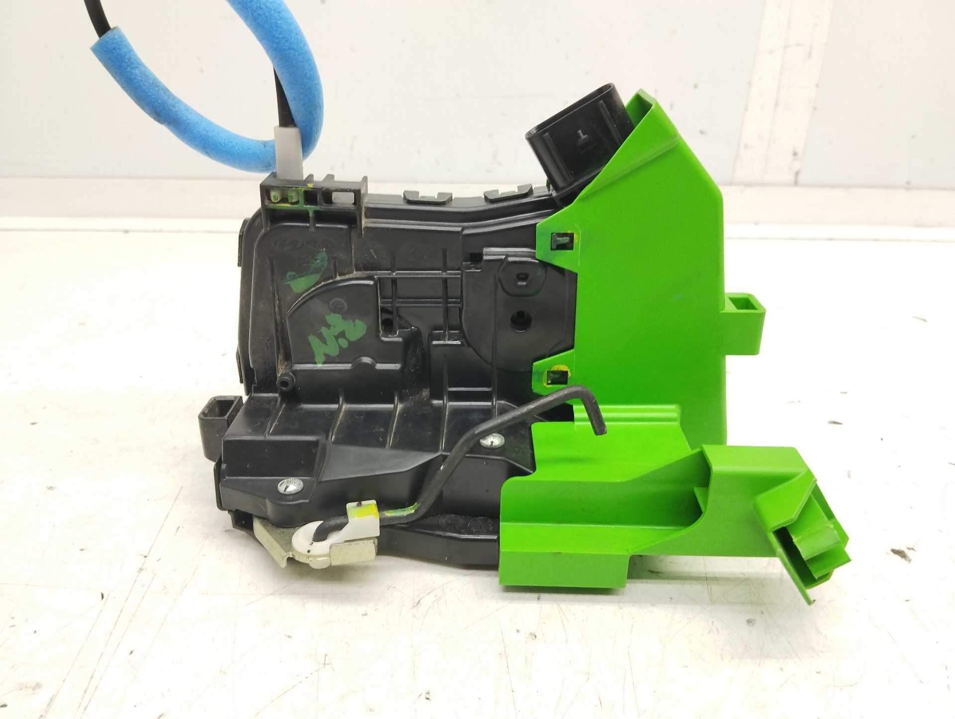 Recambio de cerradura puerta trasera izquierda para hyundai tucson 1.6 crdi cat referencia OEM IAM 81410N7000  