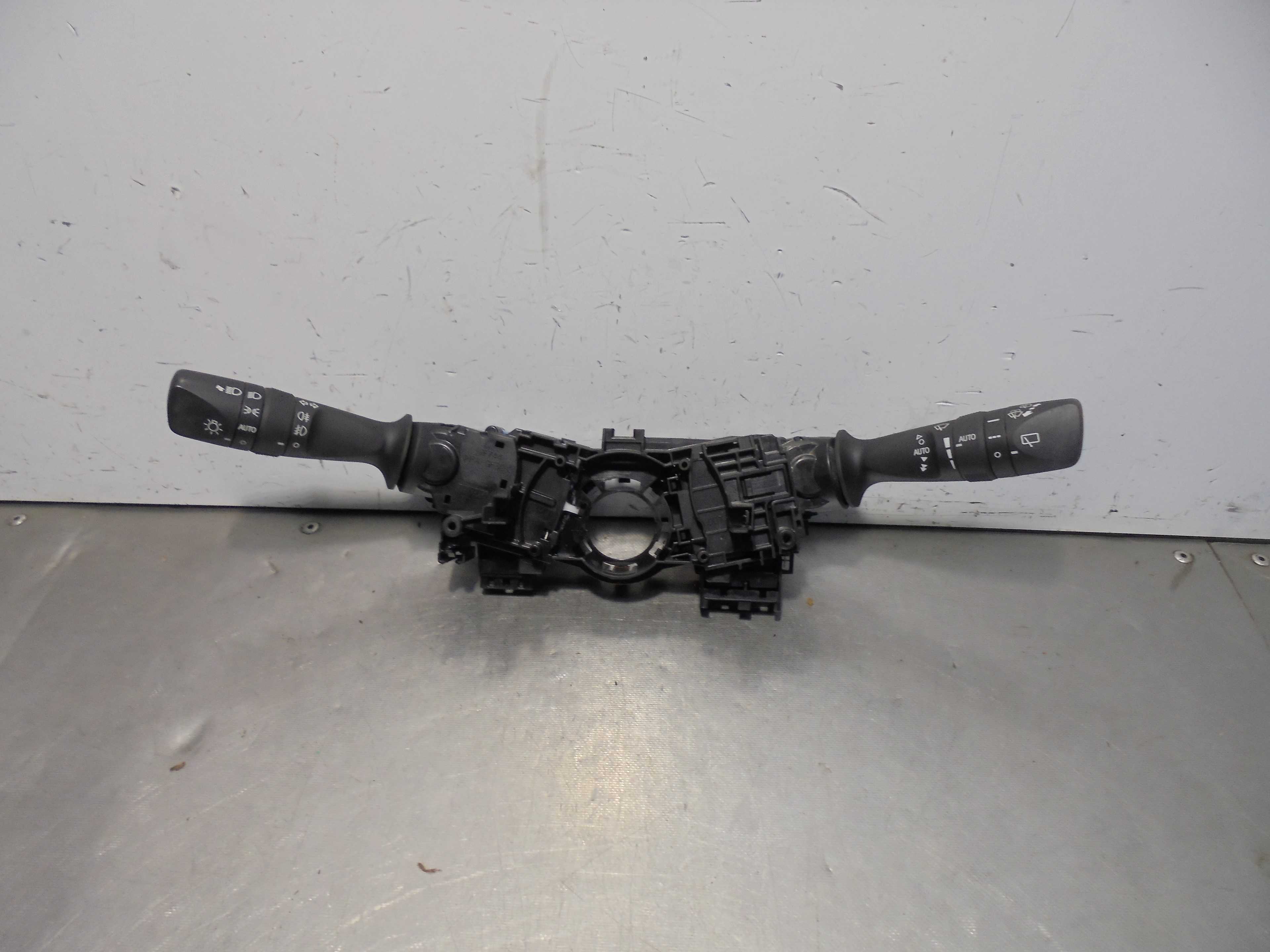 Recambio de mando intermitentes para toyota rav 4 advance hybrid referencia OEM IAM 3325017F744  