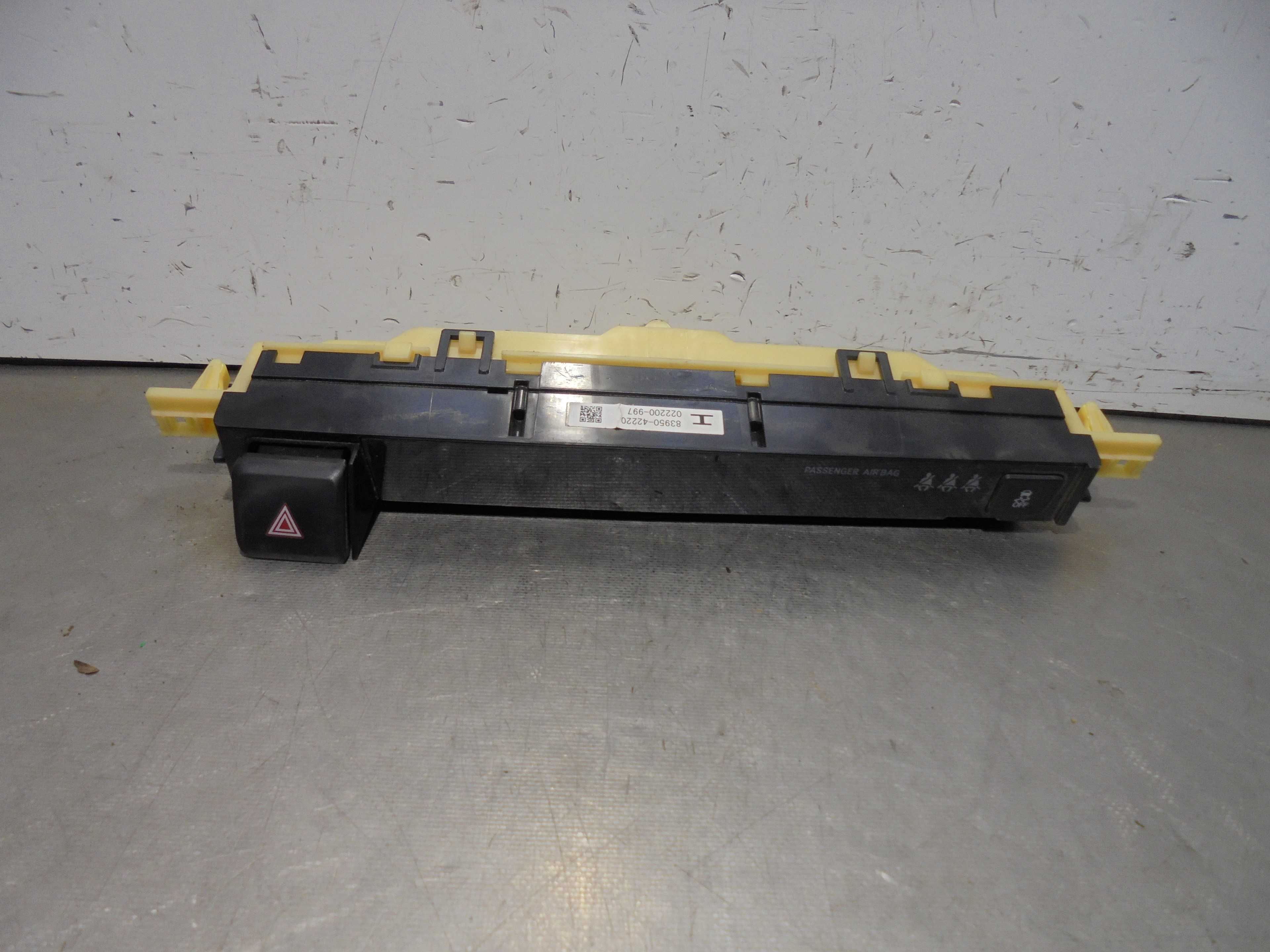 Recambio de mando warning para toyota rav 4 advance hybrid referencia OEM IAM 8395042220  
