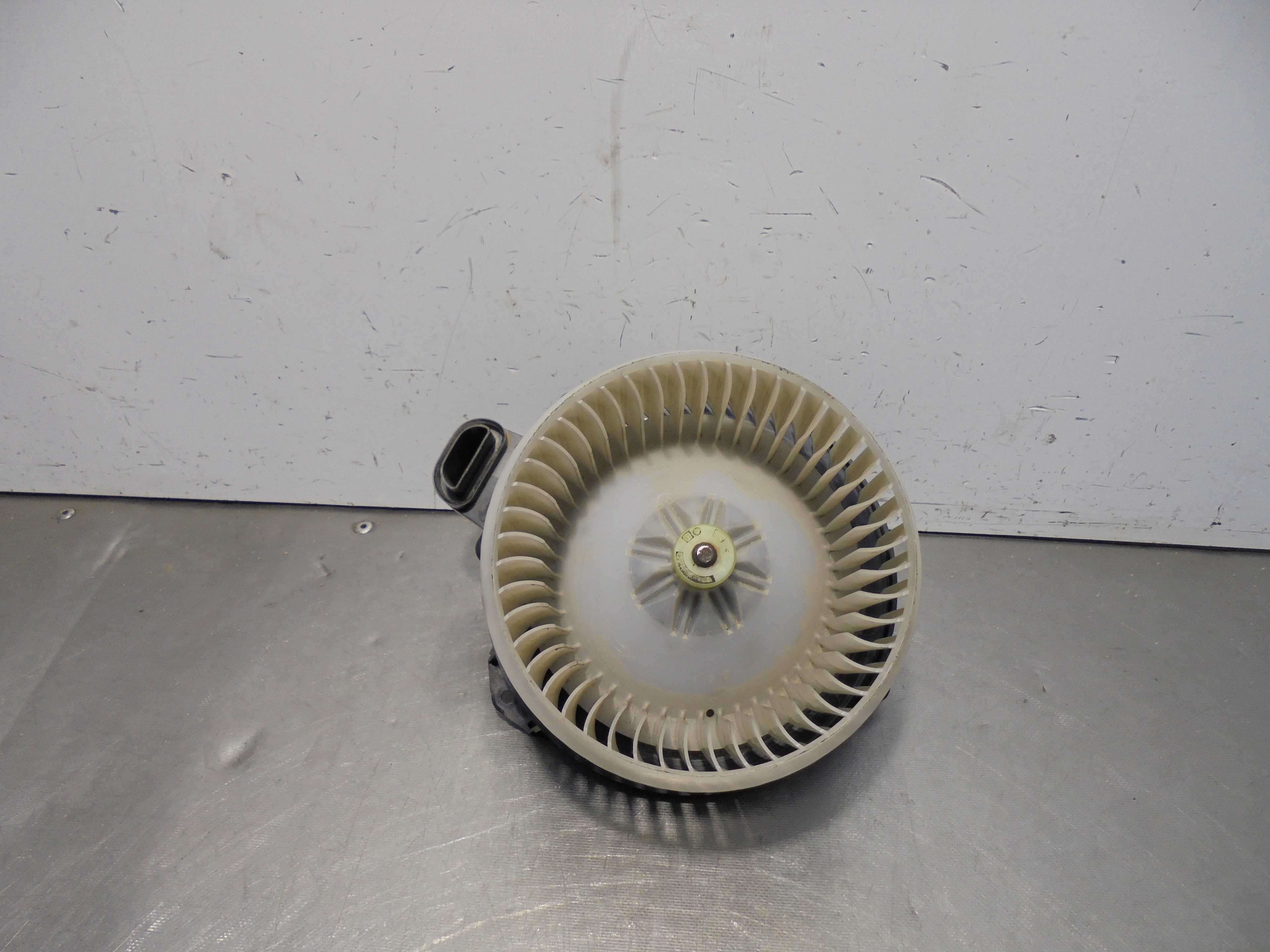 Recambio de motor calefaccion para toyota rav 4 advance hybrid referencia OEM IAM 2727008105 DENSO 