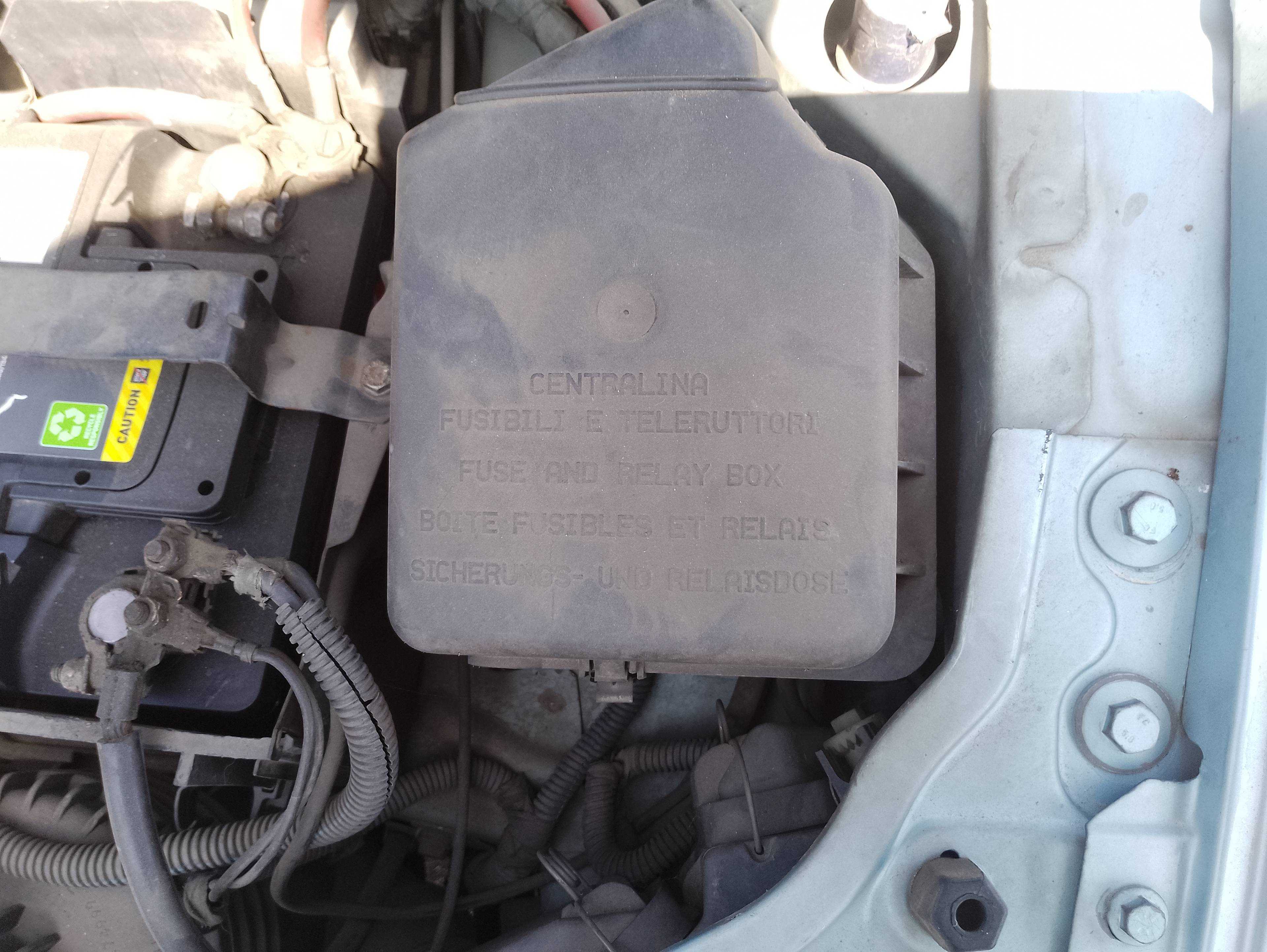 Recambio de caja reles / fusibles para fiat punto berlina (188) 1.9 jtd 85 dynamic referencia OEM IAM   