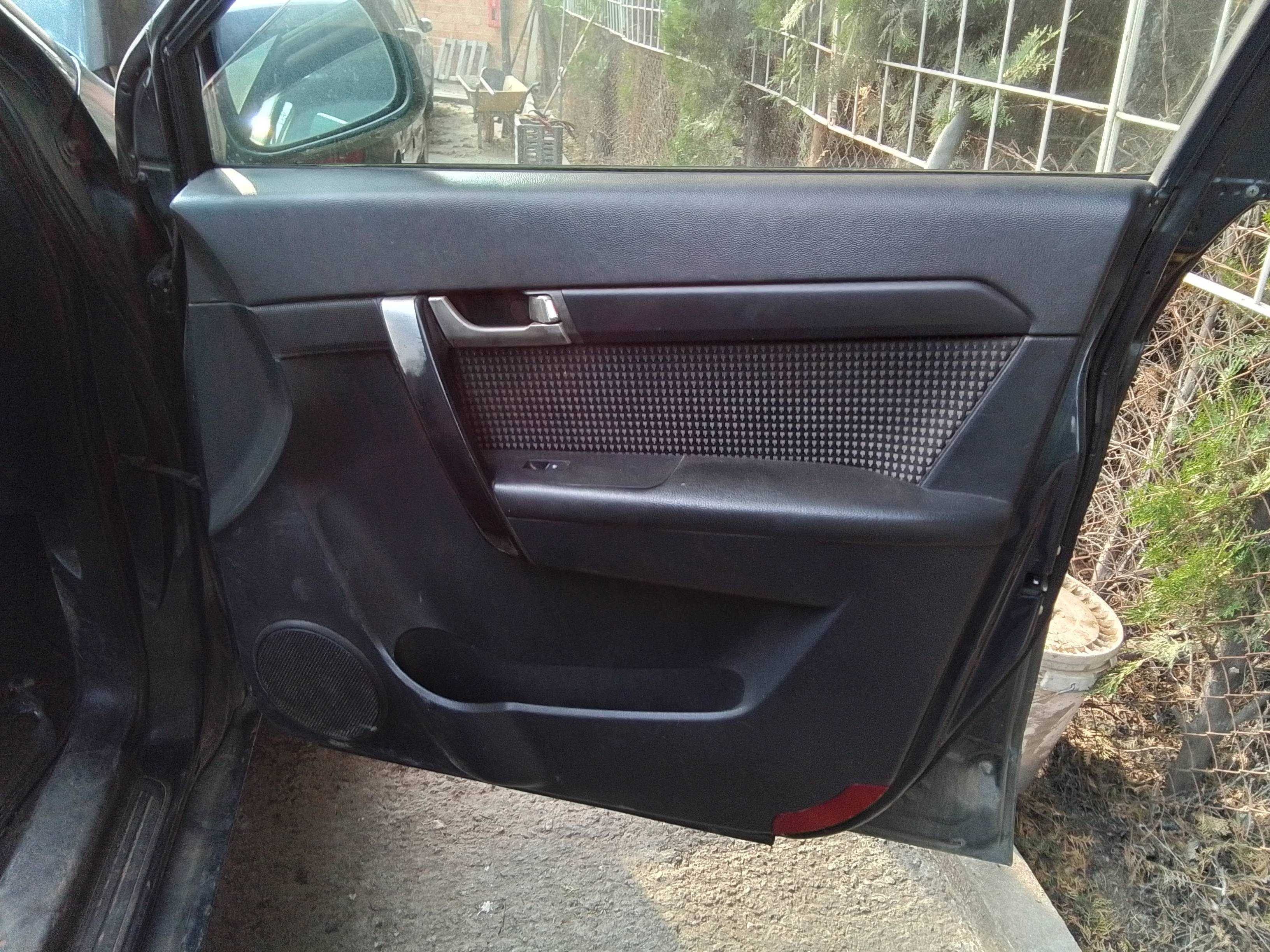 Recambio de guarnecido puerta delantera derecha para chevrolet captiva 2.0 vcdi ls referencia OEM IAM   