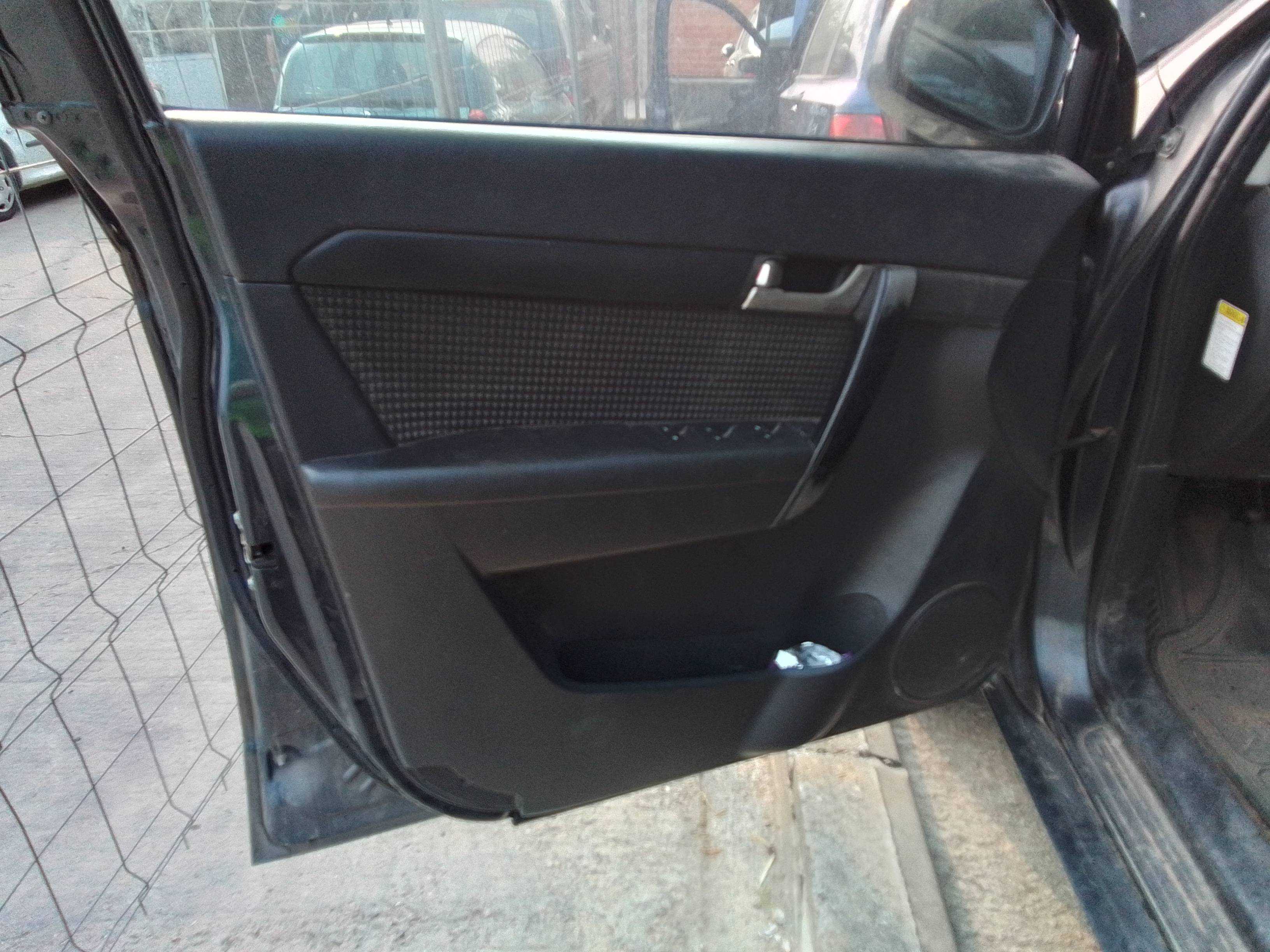 Recambio de guarnecido puerta delantera izquierda para chevrolet captiva 2.0 vcdi ls referencia OEM IAM   