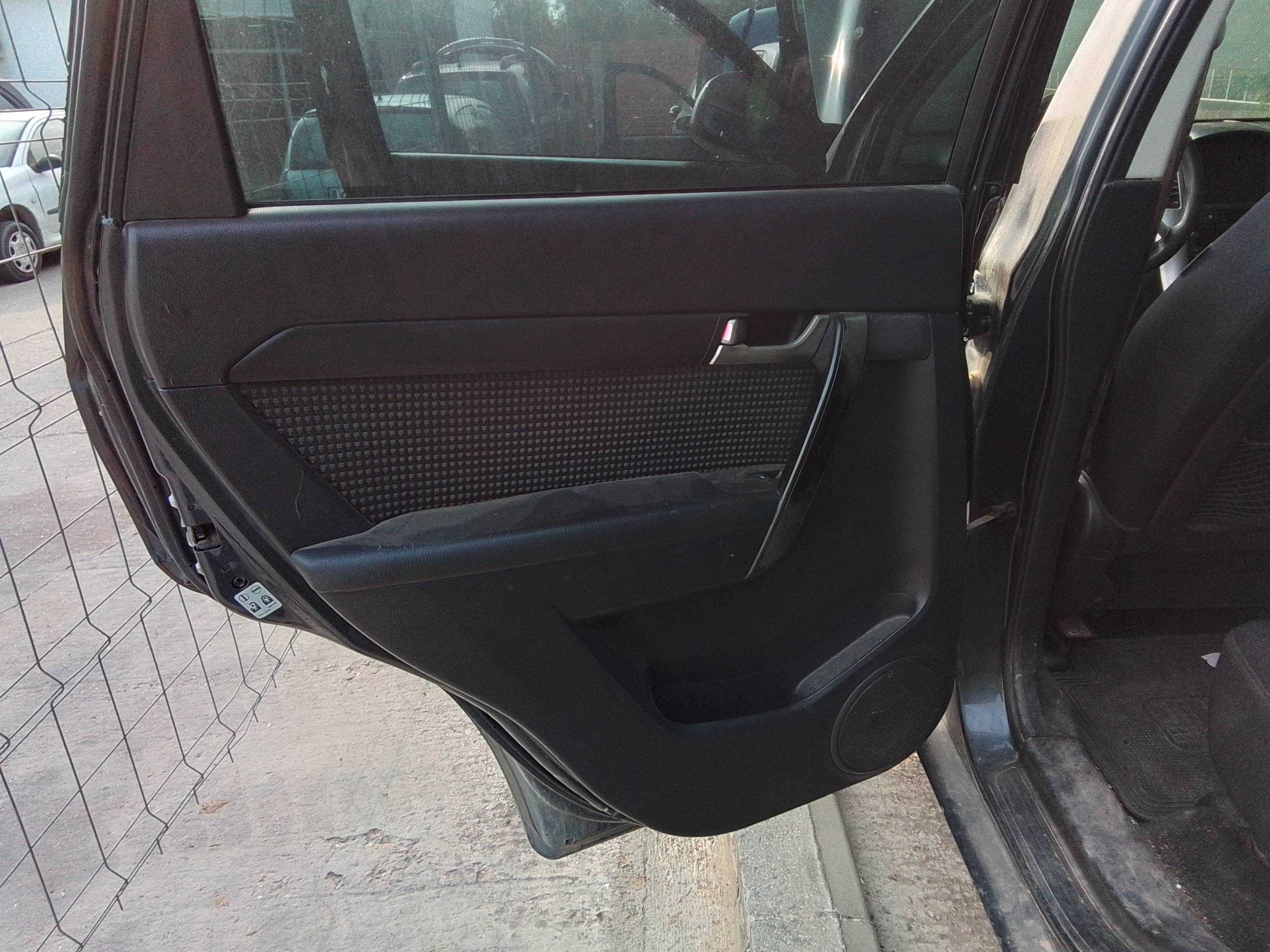 Recambio de guarnecido puerta trasera izquierda para chevrolet captiva 2.0 vcdi ls referencia OEM IAM   