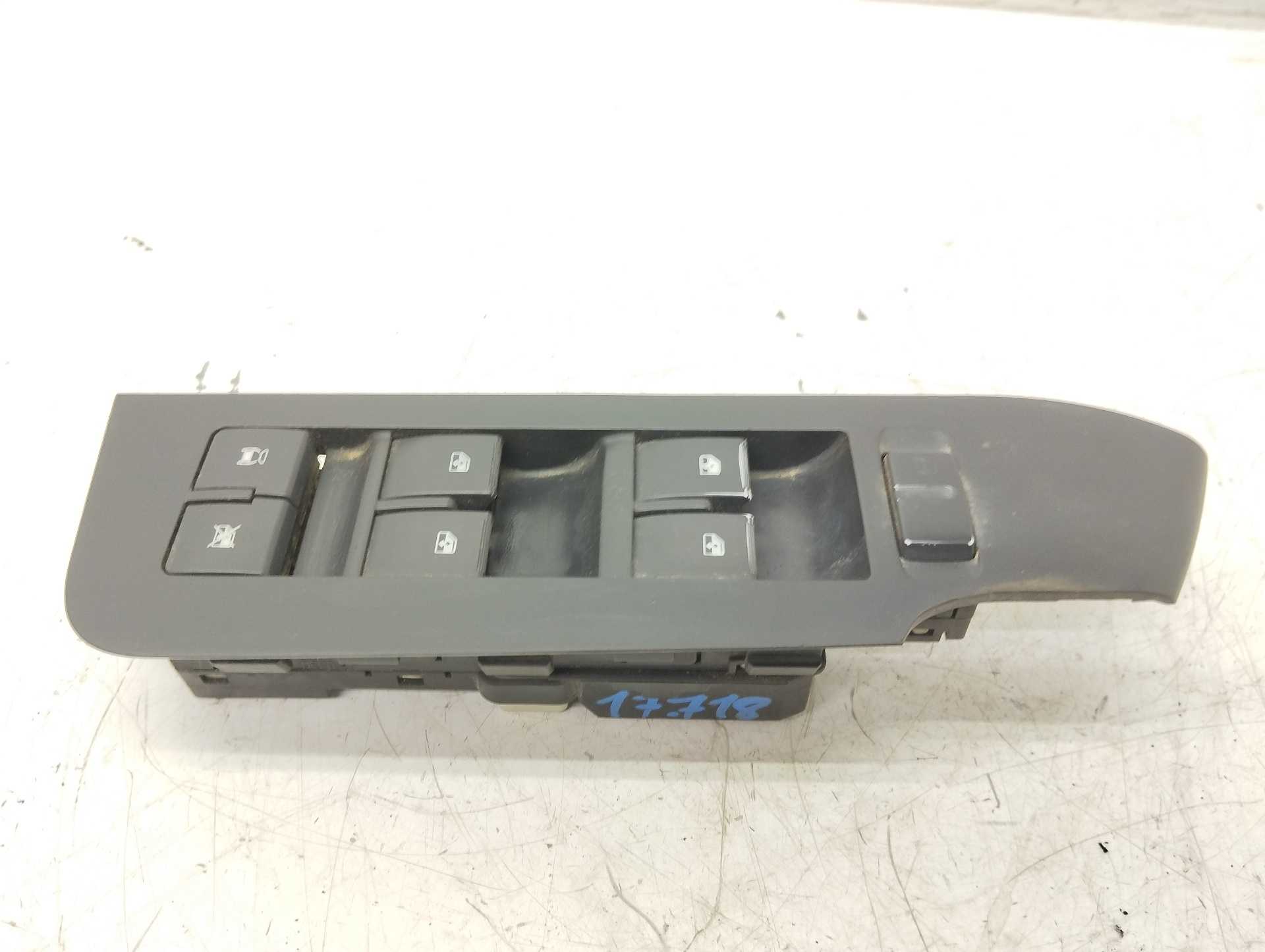 Recambio de mando elevalunas delantero izquierdo para chevrolet captiva 2.0 vcdi ls referencia OEM IAM   