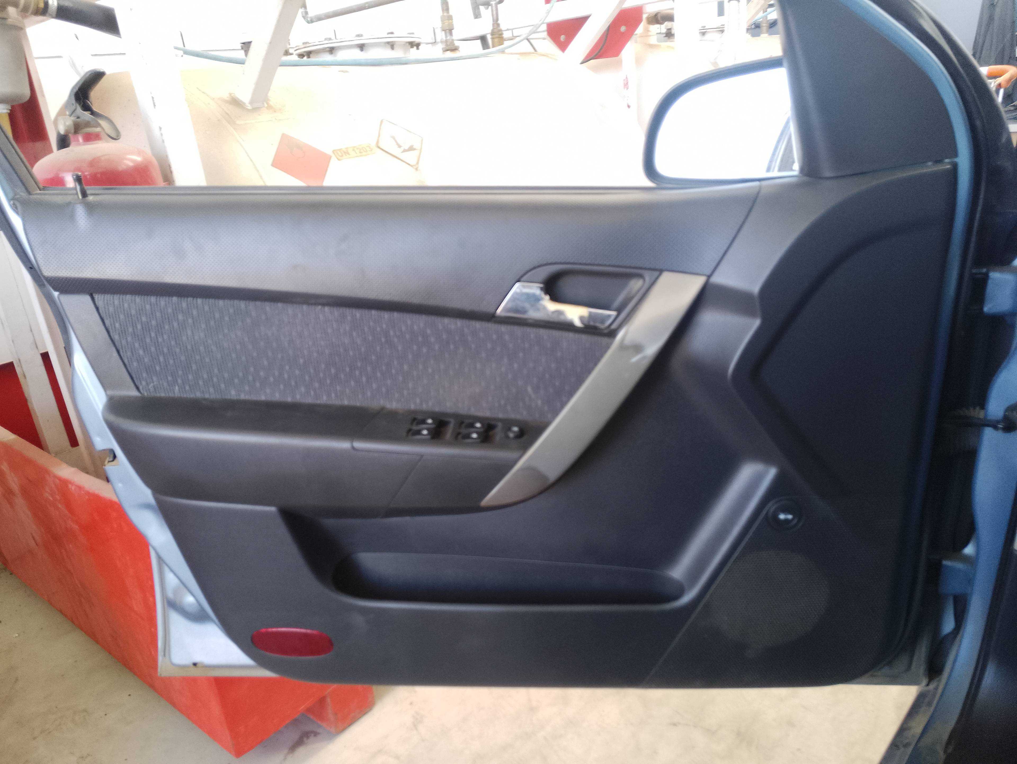 Recambio de guarnecido puerta delantera izquierda para chevrolet aveo ls referencia OEM IAM   