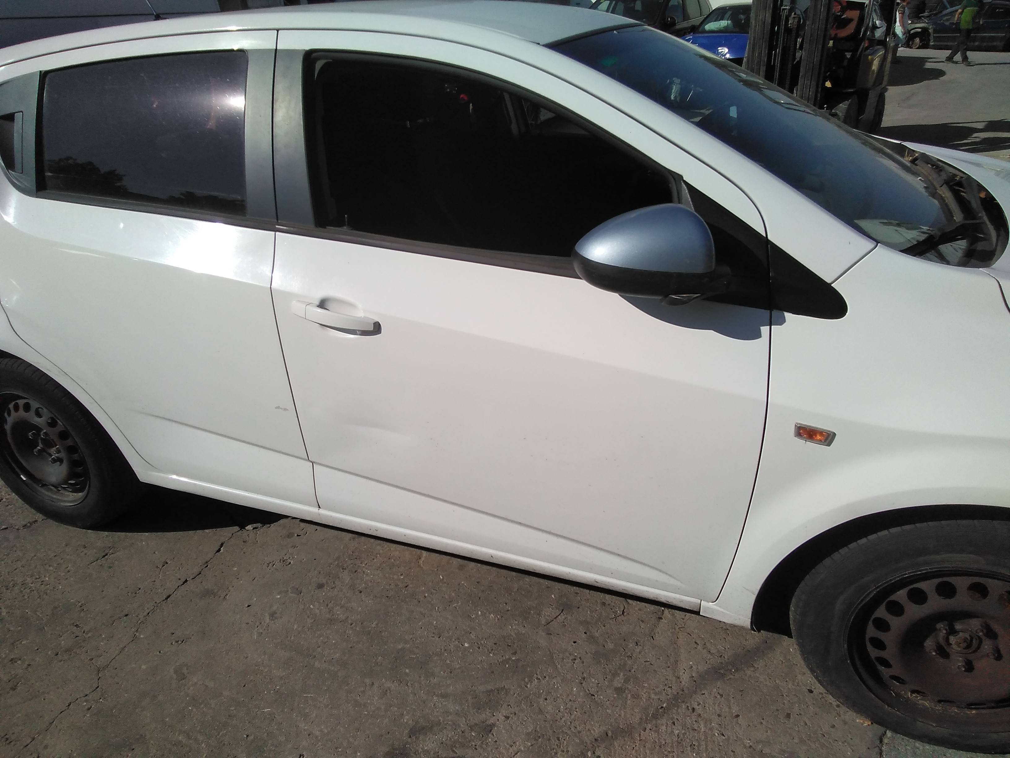 Recambio de puerta delantera derecha para chevrolet aveo sedán lt+ referencia OEM IAM   