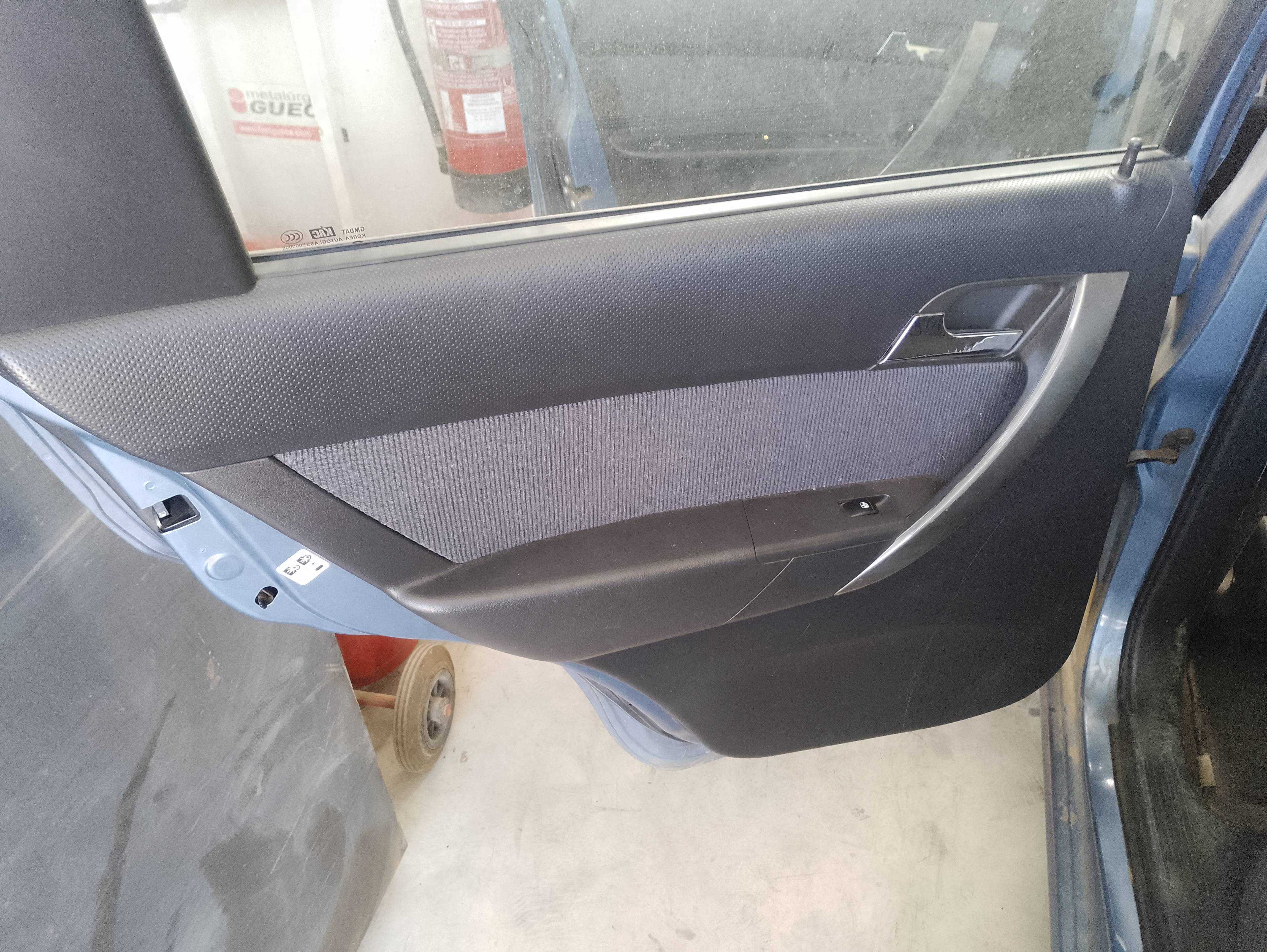 Recambio de guarnecido puerta trasera izquierda para chevrolet aveo ls referencia OEM IAM   