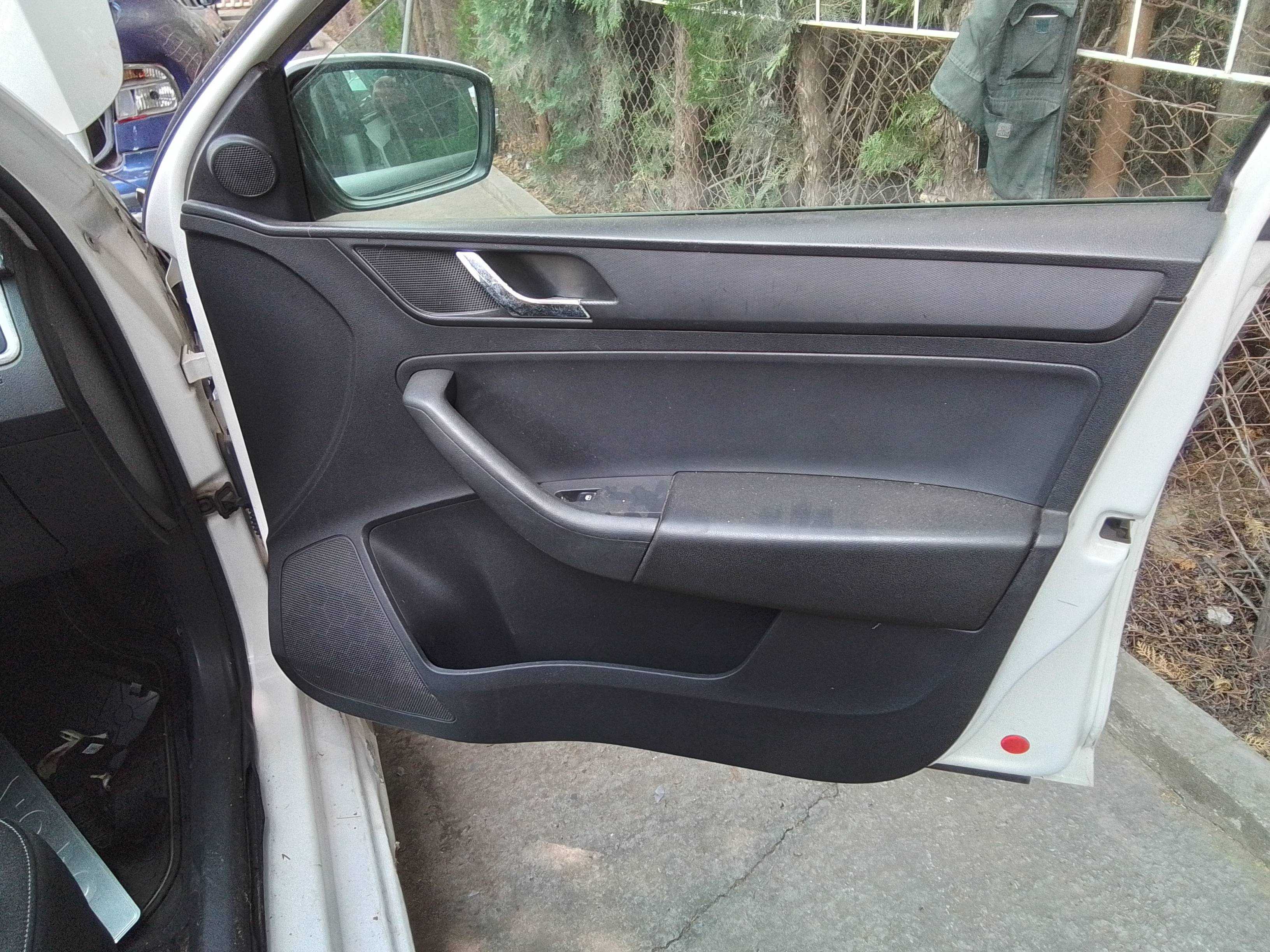 Recambio de guarnecido puerta delantera derecha para skoda rapid active referencia OEM IAM   