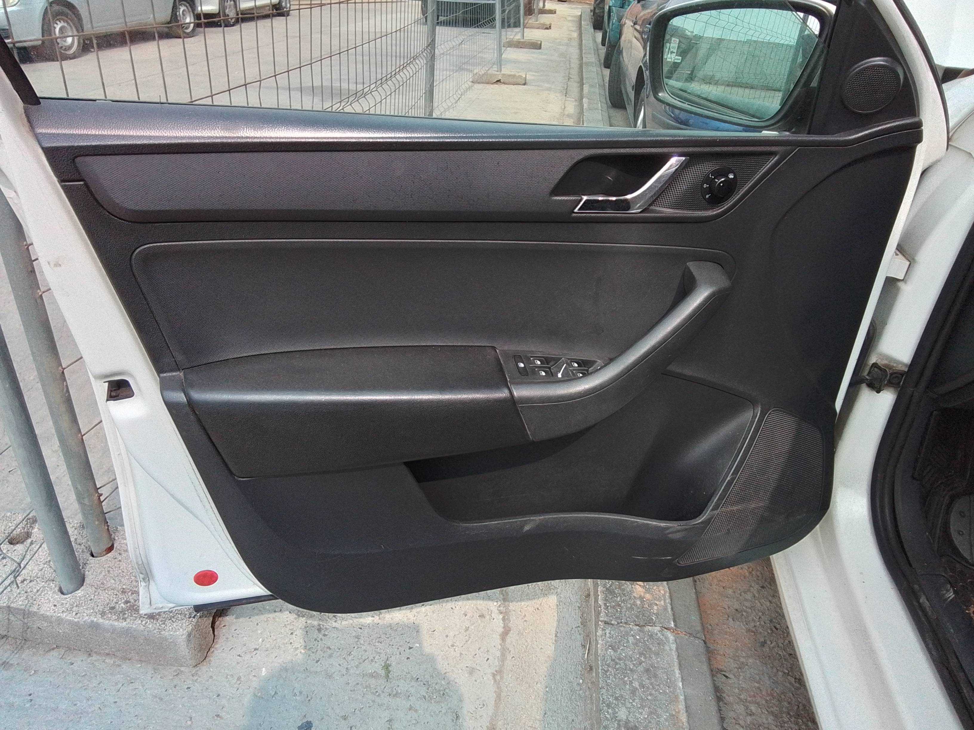 Recambio de guarnecido puerta delantera izquierda para skoda rapid active referencia OEM IAM   