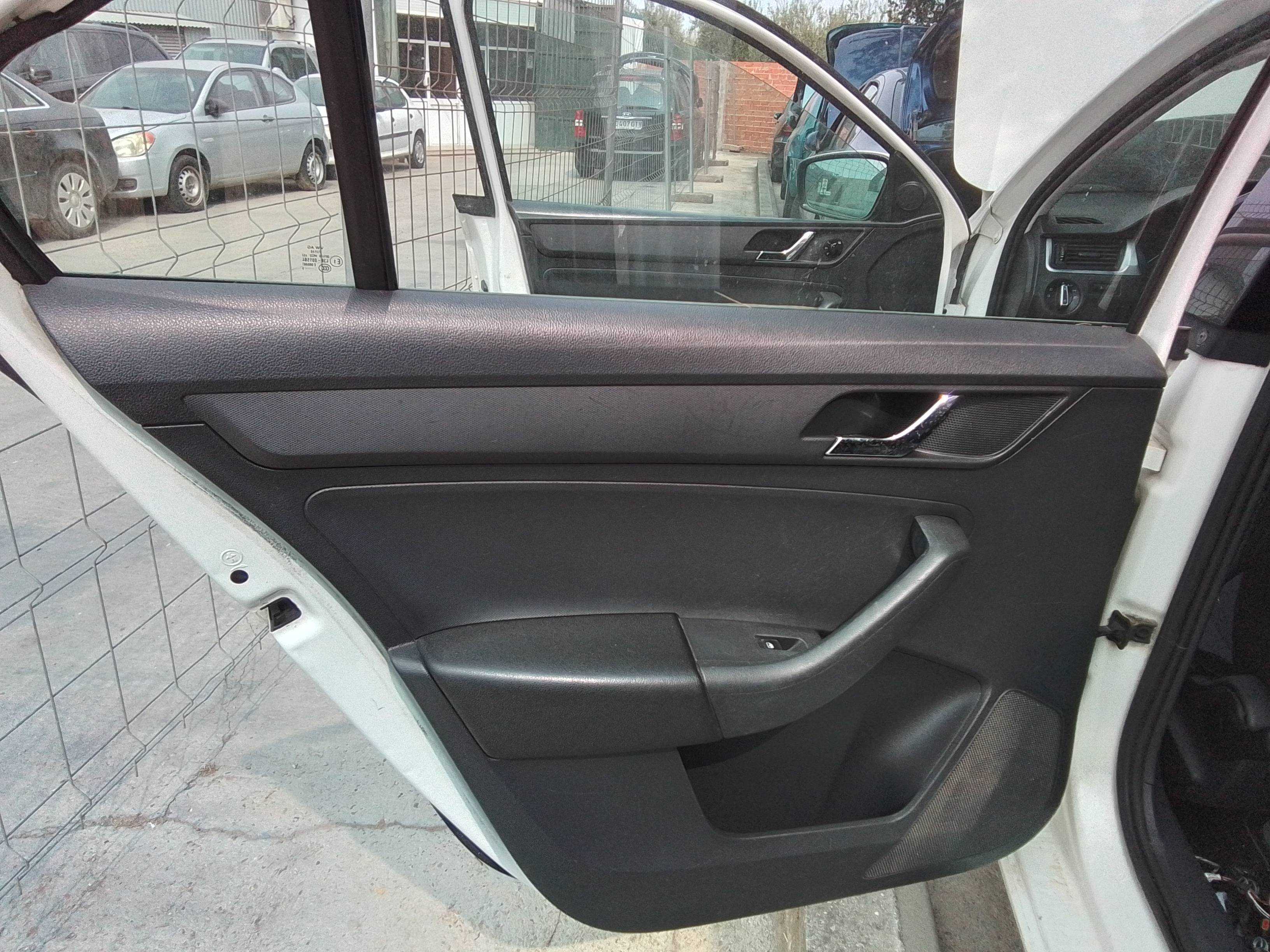 Recambio de guarnecido puerta trasera izquierda para skoda rapid active referencia OEM IAM   