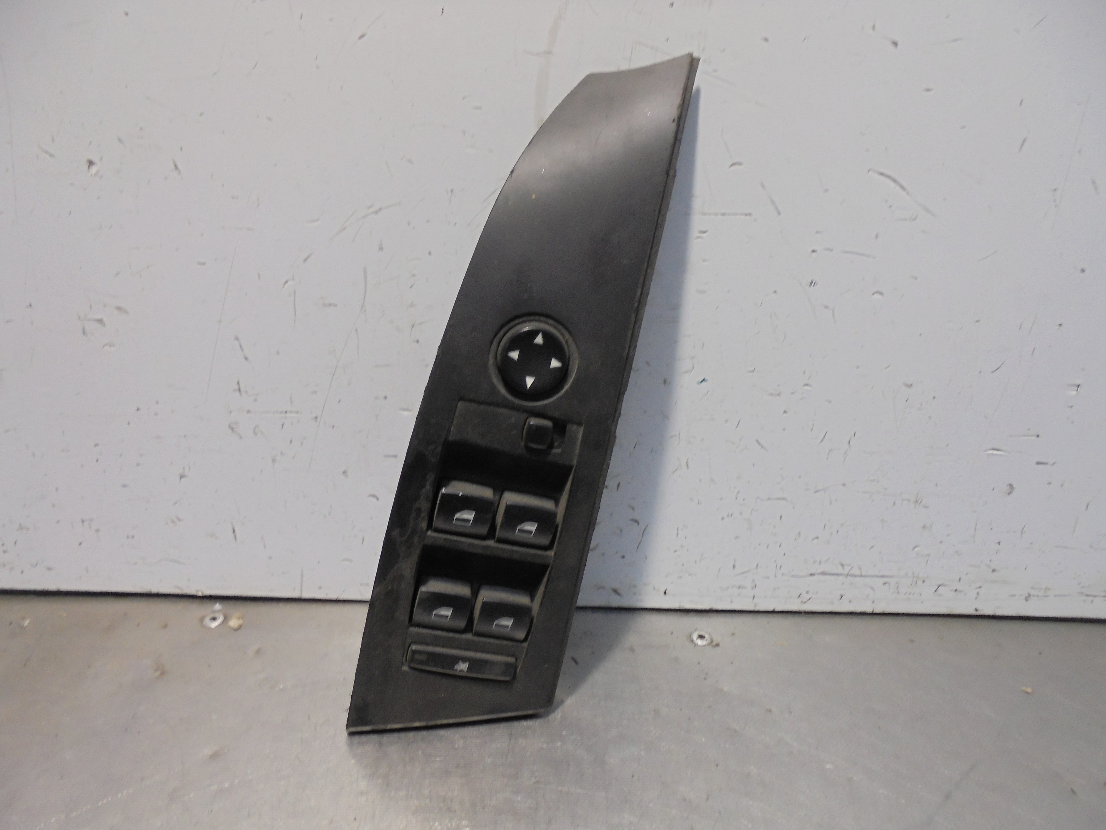 Recambio de mando elevalunas delantero izquierdo para bmw serie 5 berlina (e60) 535d referencia OEM IAM 6951904 DELPHI 