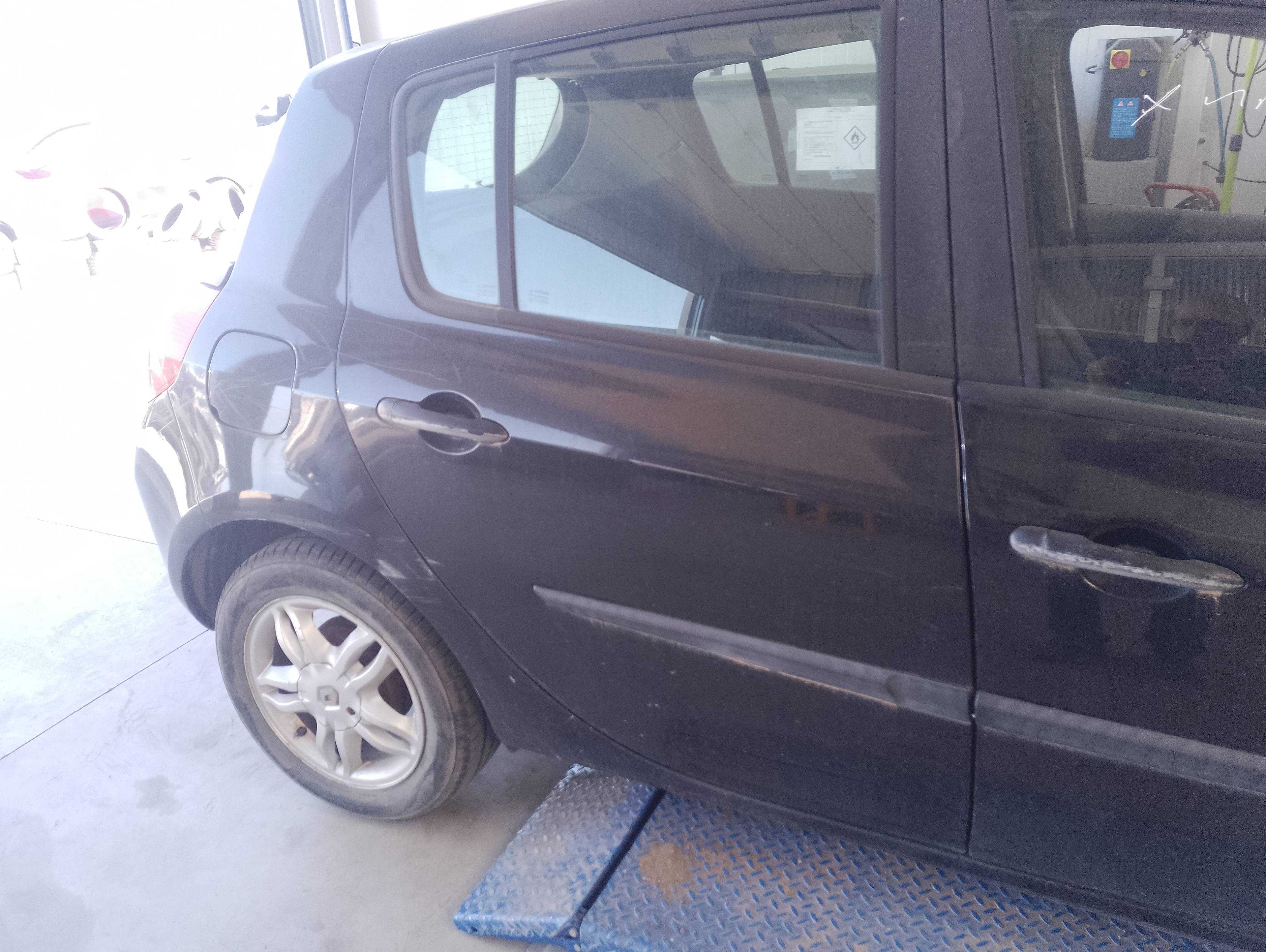 Recambio de puerta trasera derecha para renault clio iii confort dynamique referencia OEM IAM   