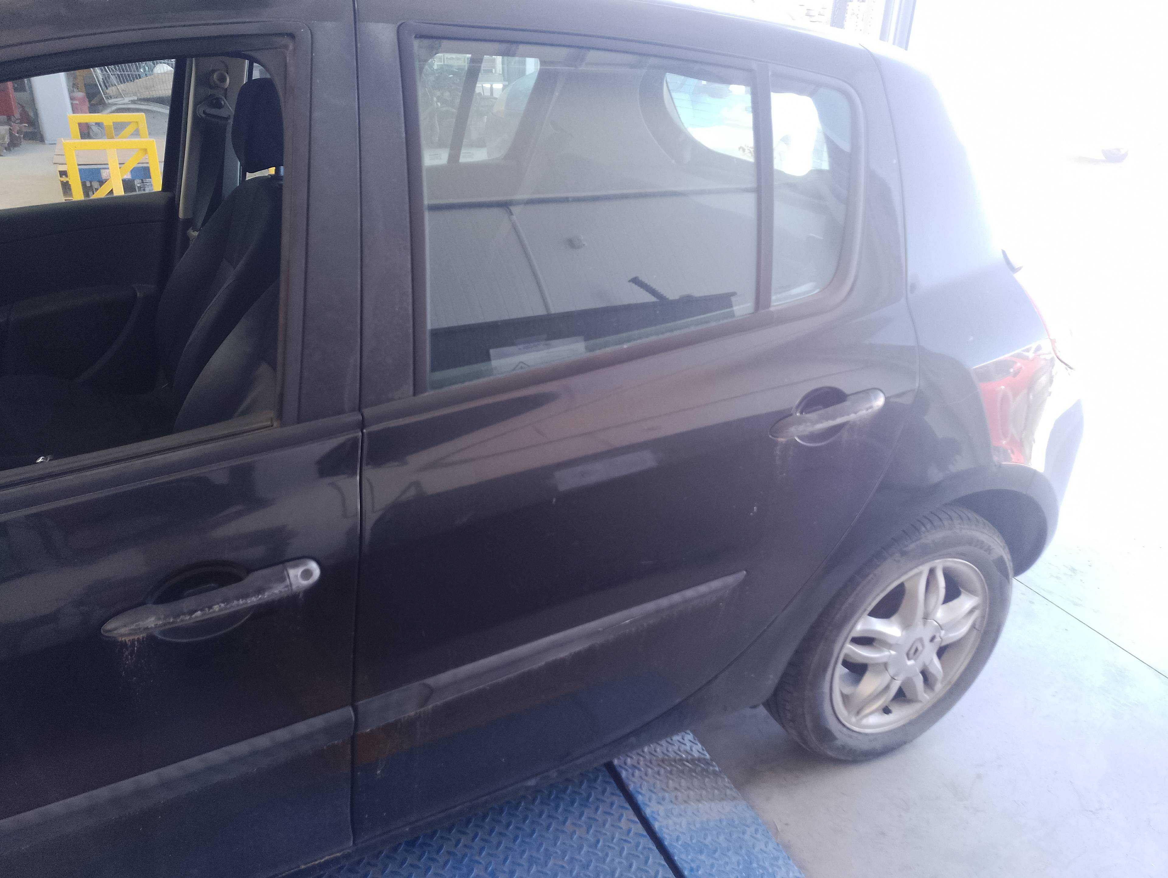 Recambio de puerta trasera izquierda para renault clio iii confort dynamique referencia OEM IAM   