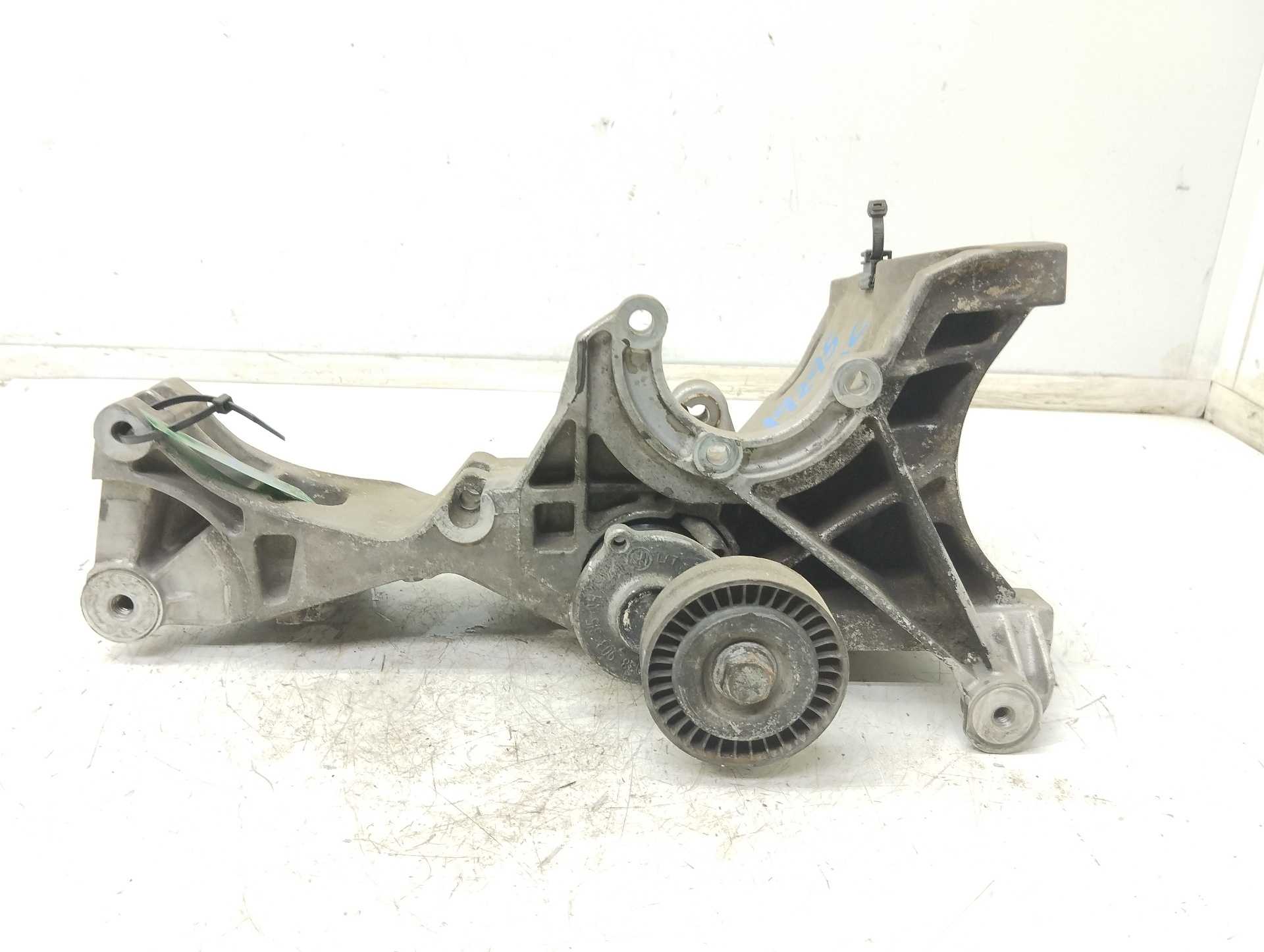 Recambio de soporte alternador para audi a4 avant (8e) 2.0 tdi referencia OEM IAM 03G903143D  
