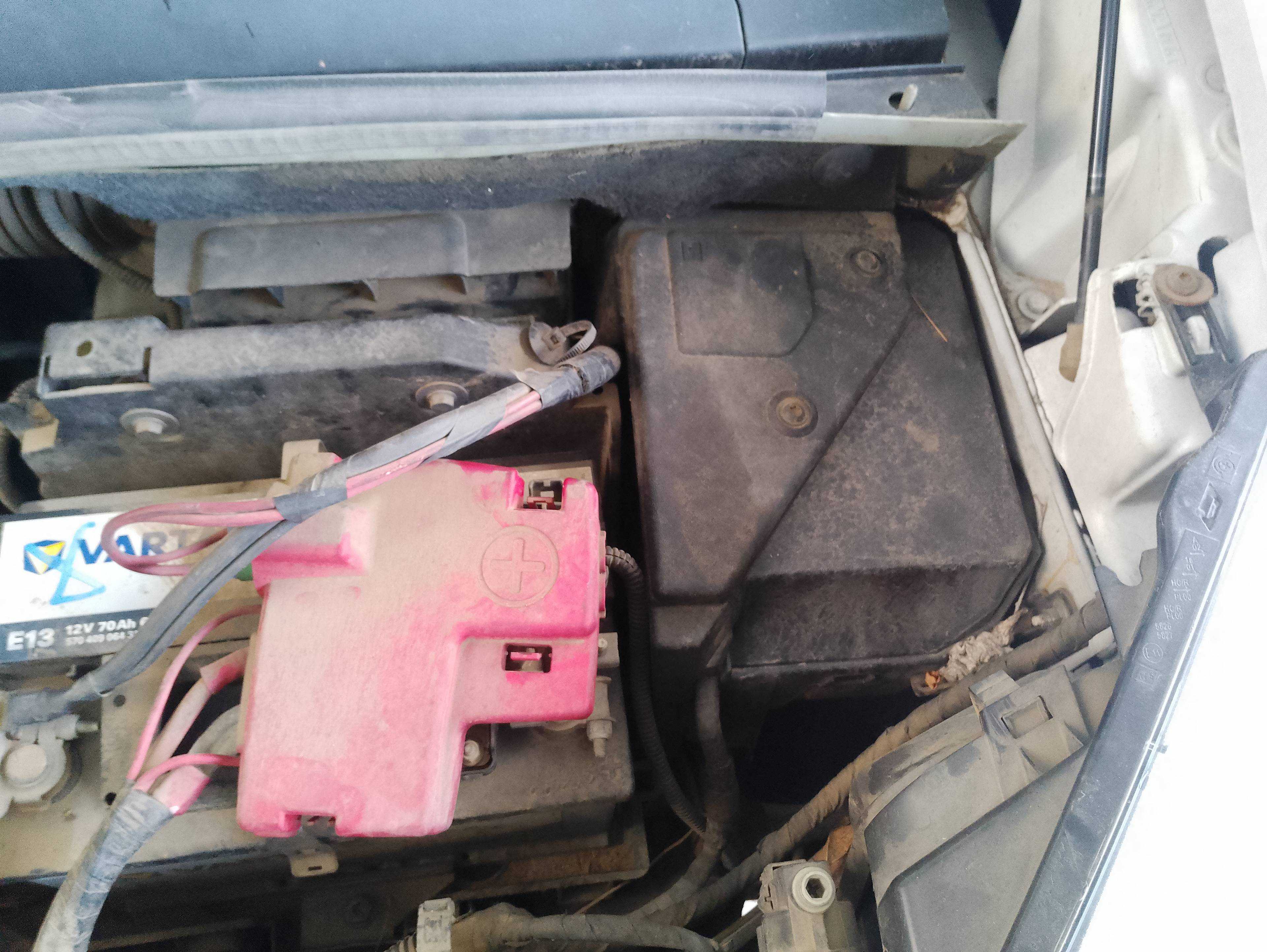 Recambio de caja reles / fusibles para renault kangoo profesional referencia OEM IAM   