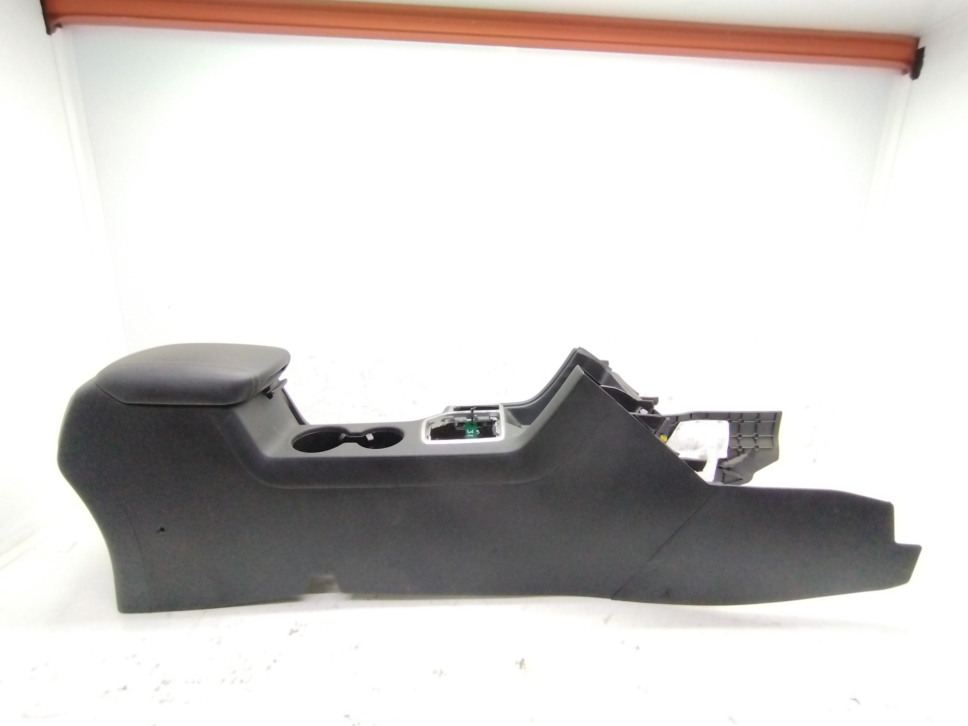 Recambio de apoyabrazos central para kia sportage business 2wd referencia OEM IAM 84611F1200  