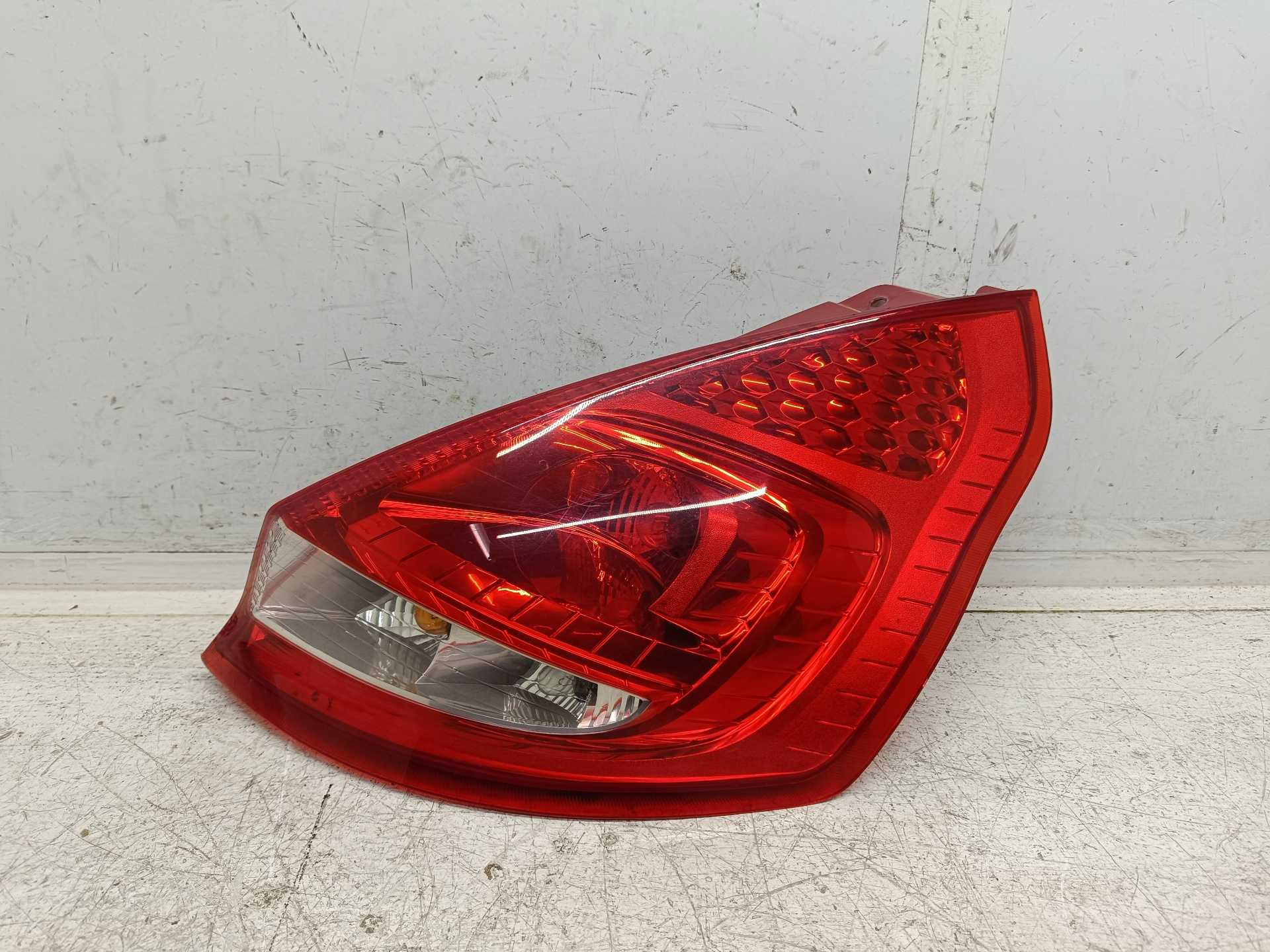 Recambio de piloto trasero derecho para ford fiesta (cb1) ambiente referencia OEM IAM 8A6113404A  