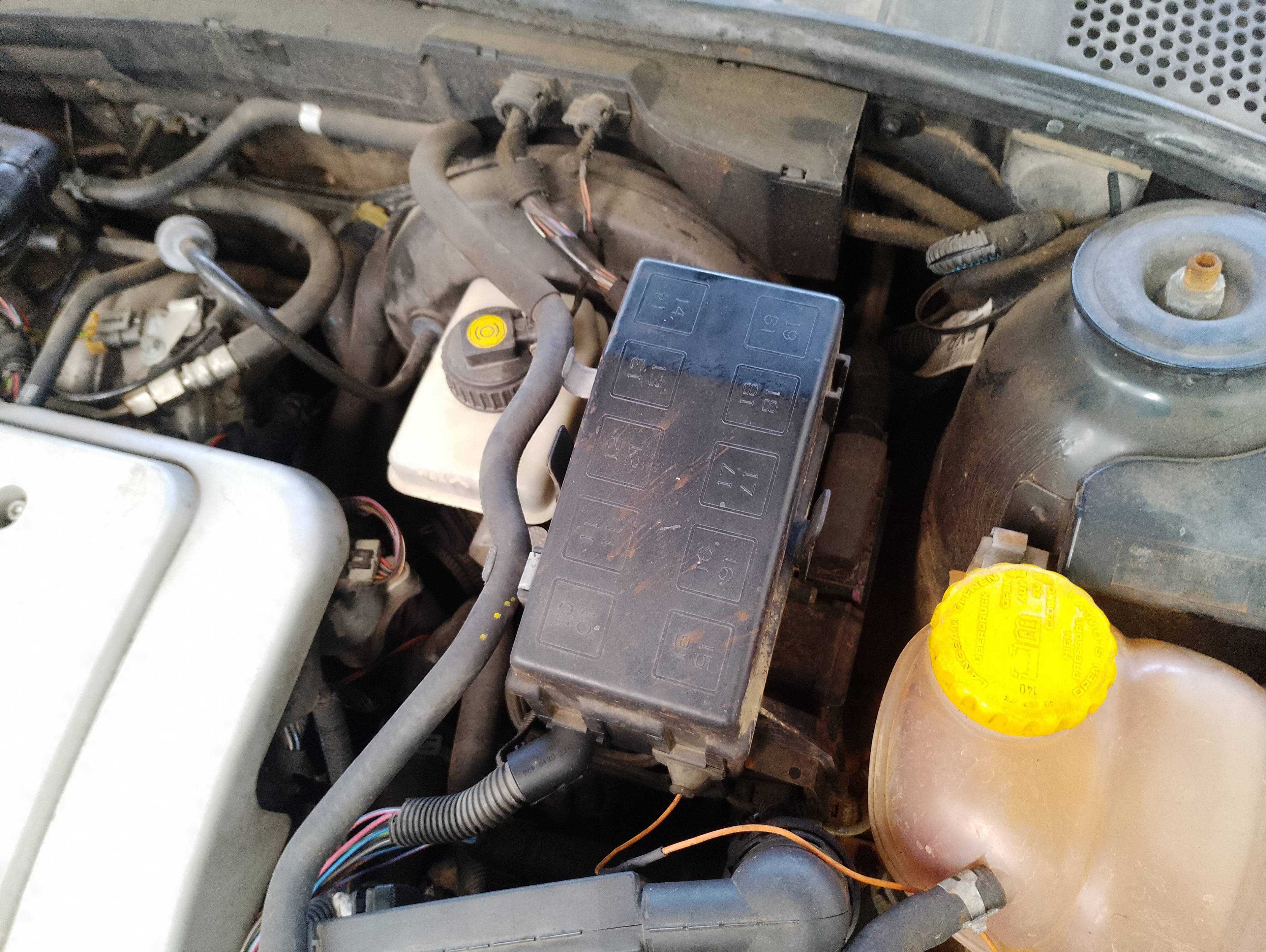 Recambio de caja reles / fusibles para opel vectra b berlina básico referencia OEM IAM   