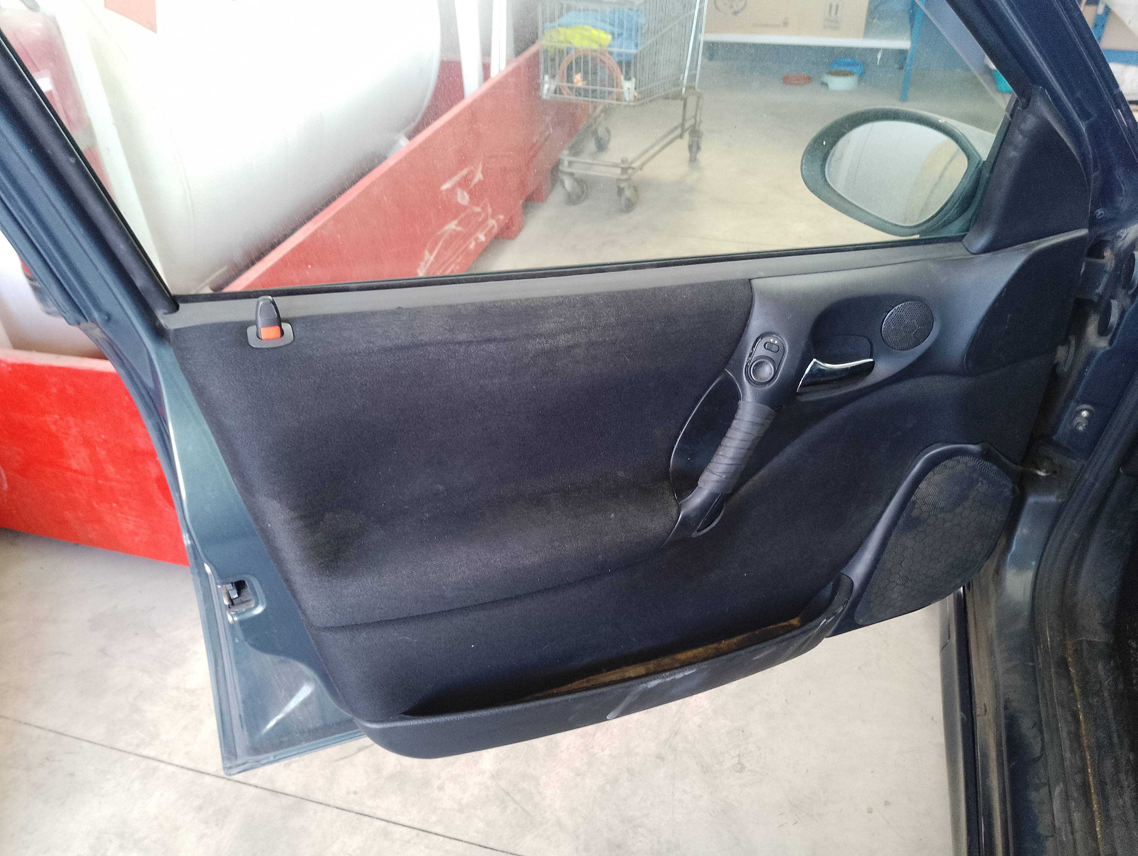 Recambio de guarnecido puerta delantera izquierda para opel vectra b berlina básico referencia OEM IAM   