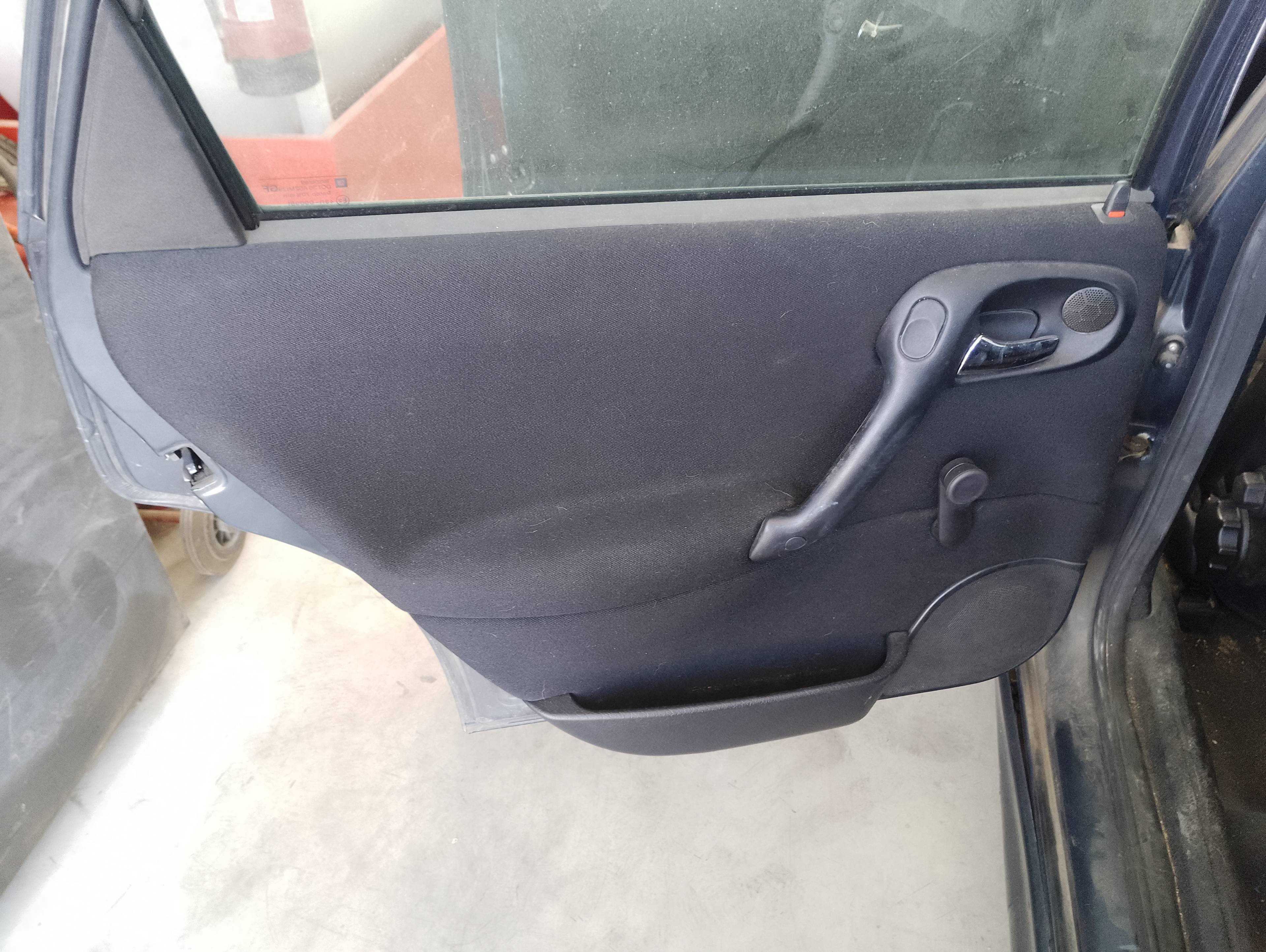 Recambio de guarnecido puerta trasera izquierda para opel vectra b berlina básico referencia OEM IAM   