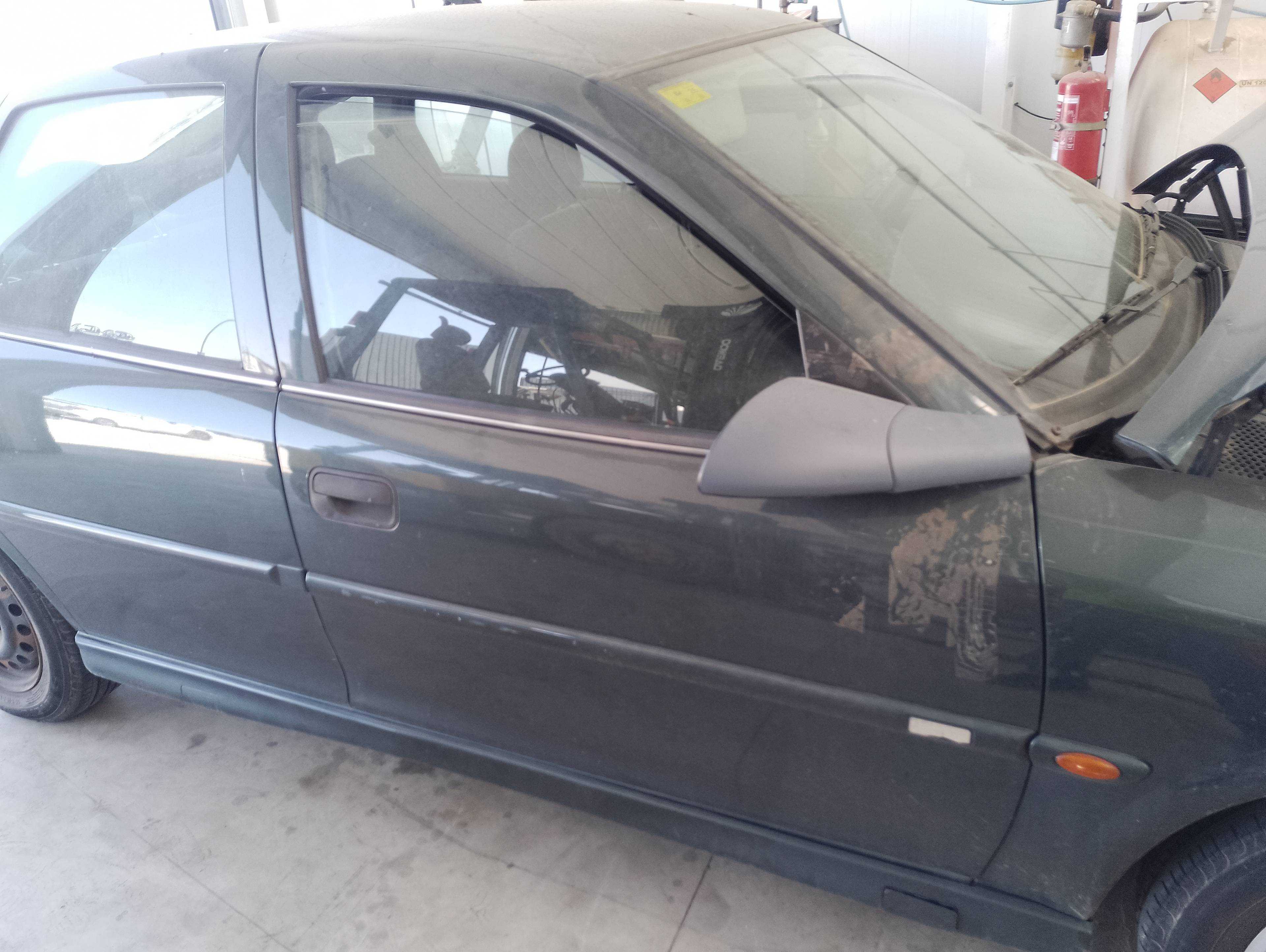 Recambio de puerta delantera derecha para opel vectra b berlina básico referencia OEM IAM   