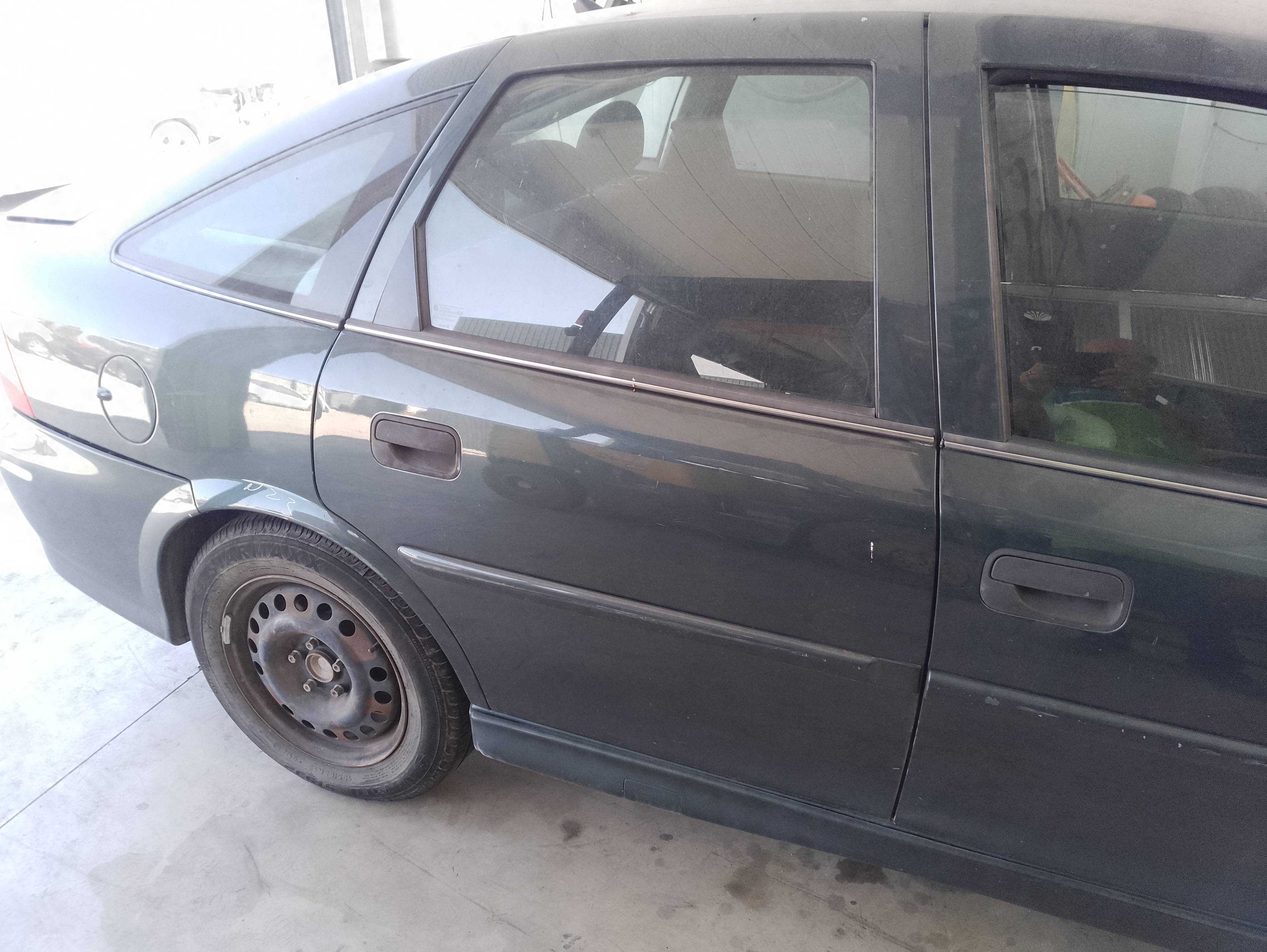 Recambio de puerta trasera derecha para opel vectra b berlina básico referencia OEM IAM   