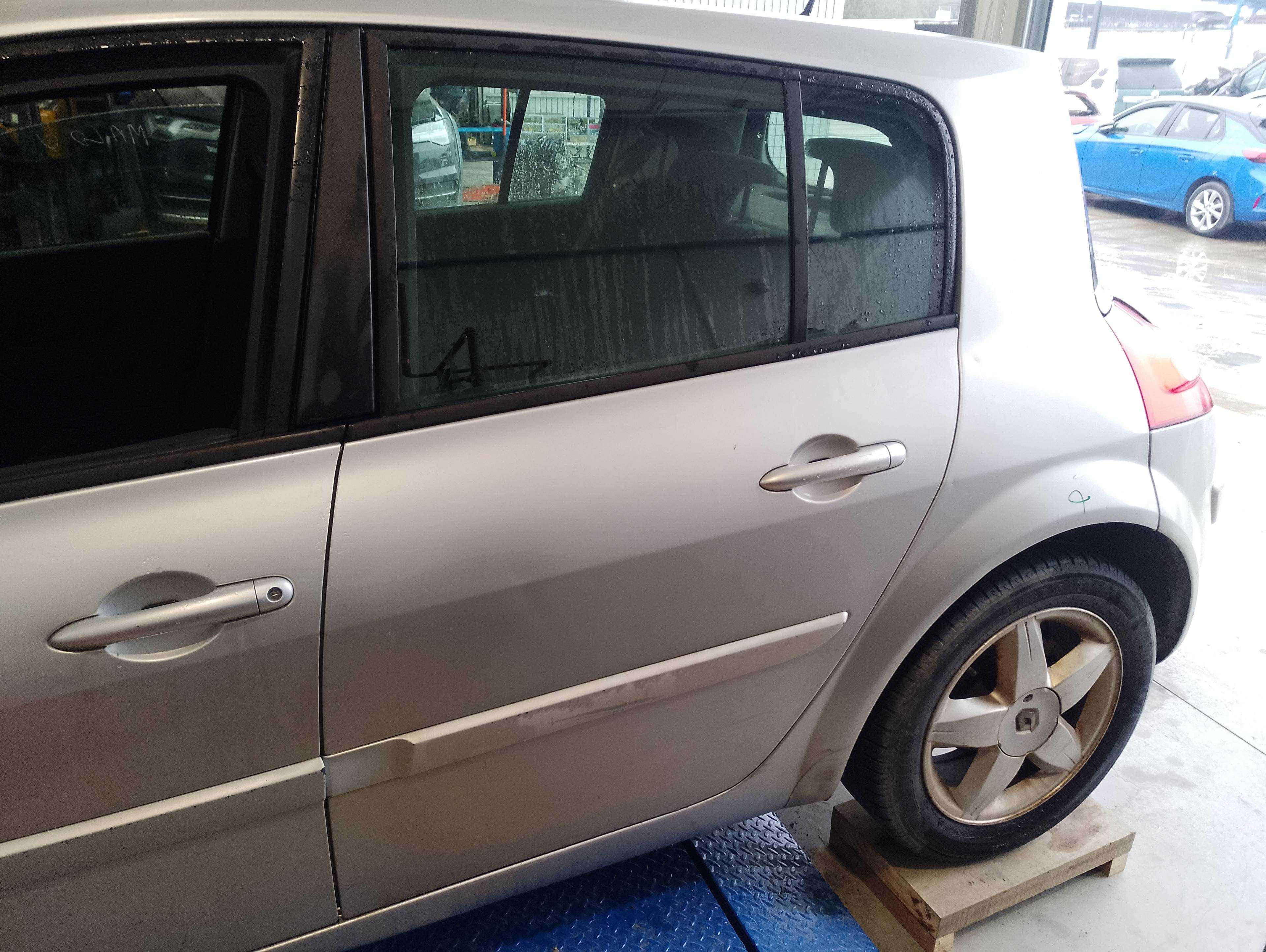 Recambio de puerta trasera izquierda para renault megane ii classic berlina confort dynamique referencia OEM IAM   