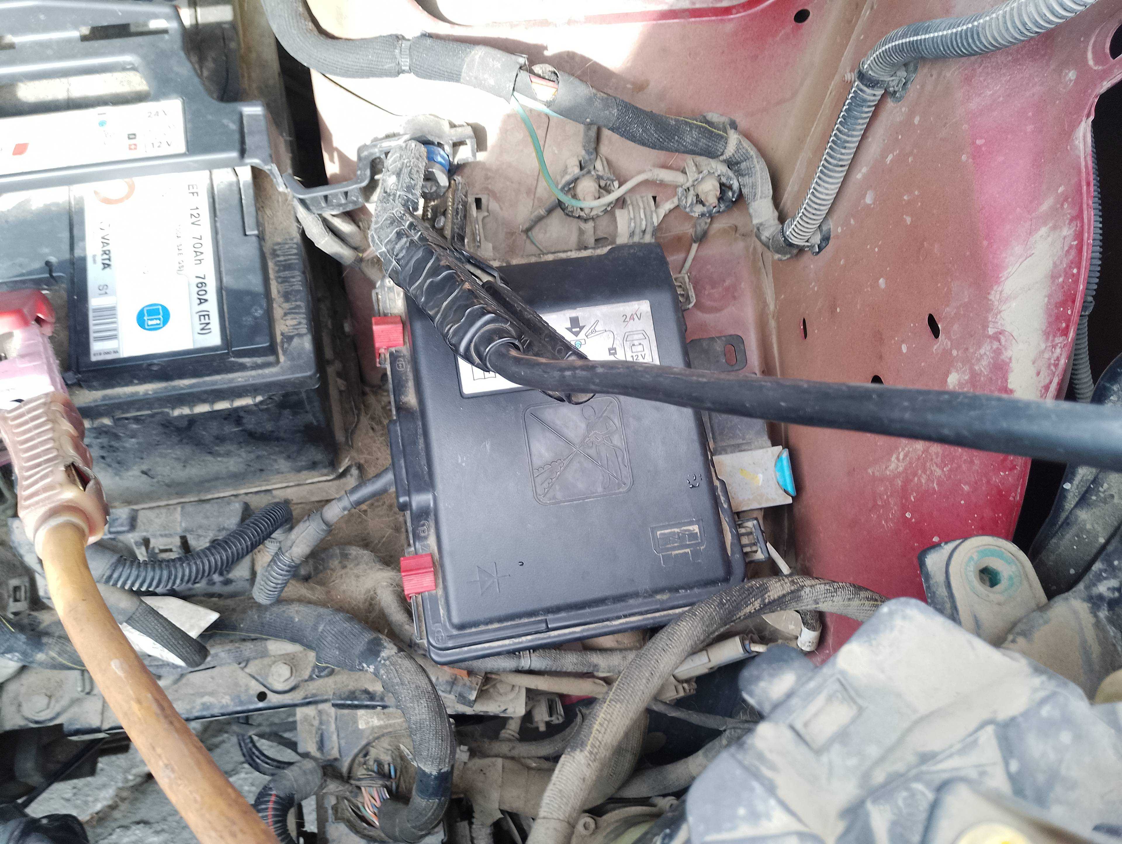 Recambio de caja reles / fusibles para opel vivaro furgón l express referencia OEM IAM 9808959080  