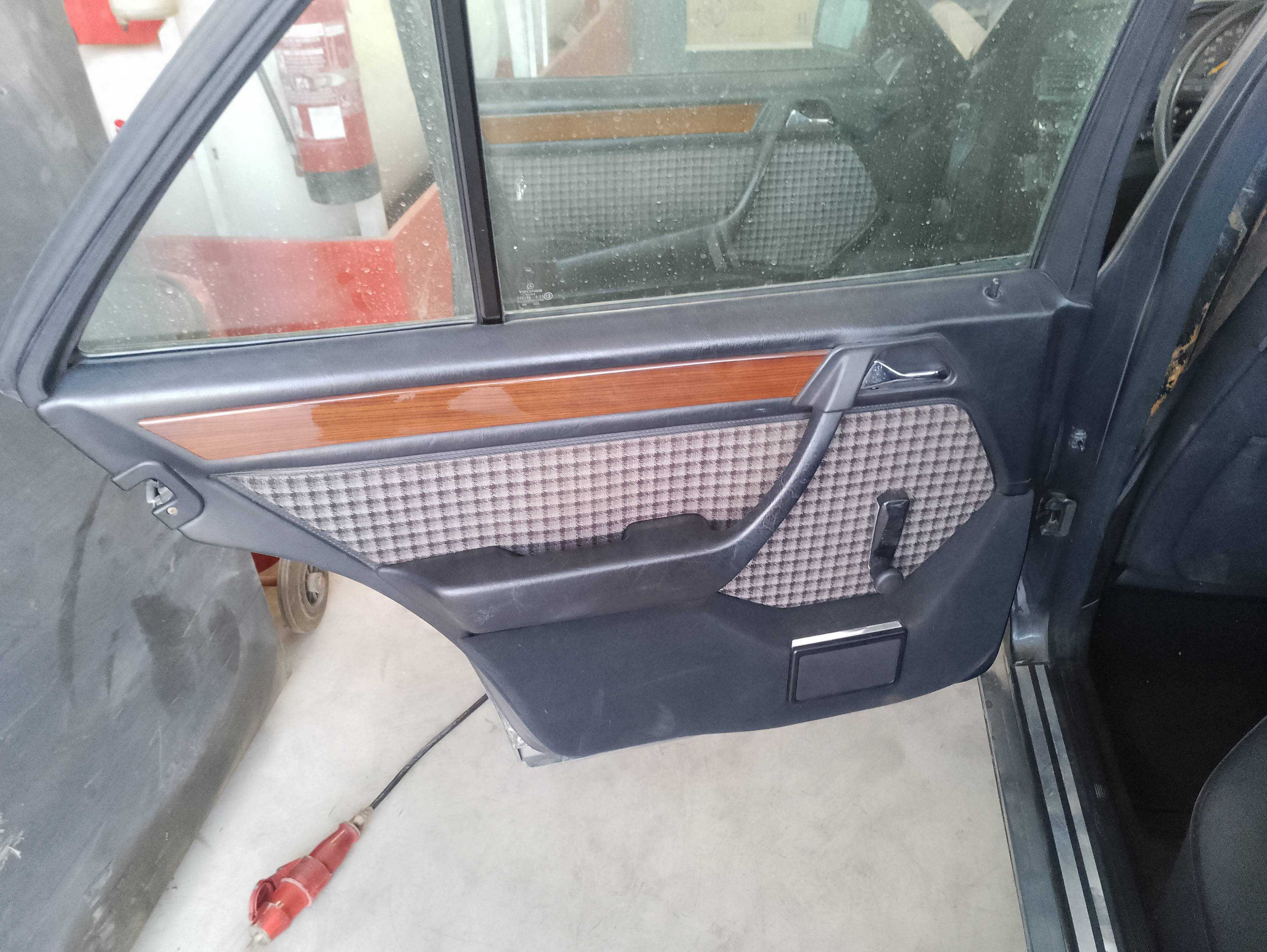 Recambio de guarnecido puerta trasera izquierda para mercedes-benz clase e (w124) berlina d 300 (124.130) referencia OEM IAM   