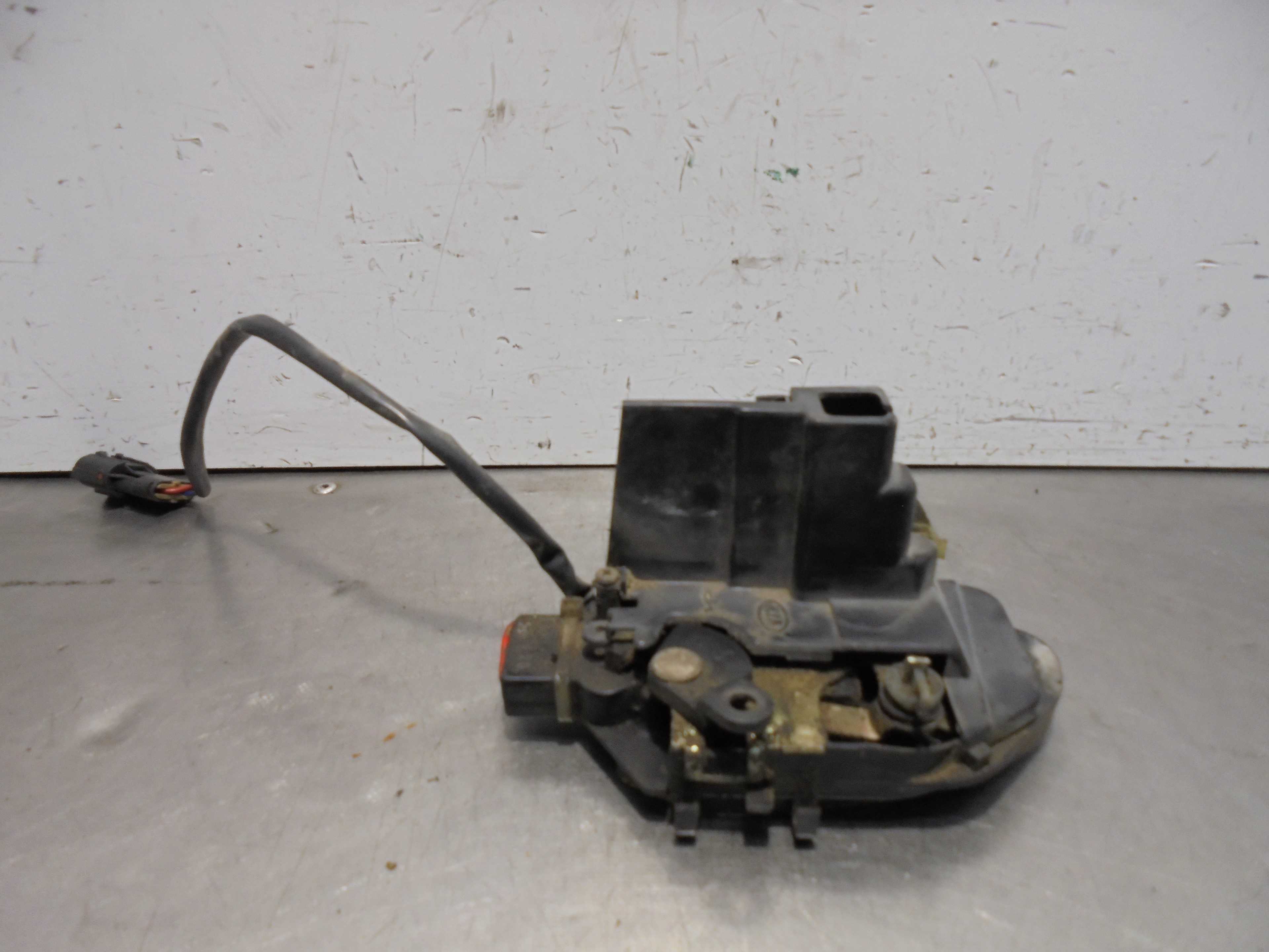 Recambio de cerradura puerta delantera izquierda para kia carens 1.8 cat referencia OEM IAM   