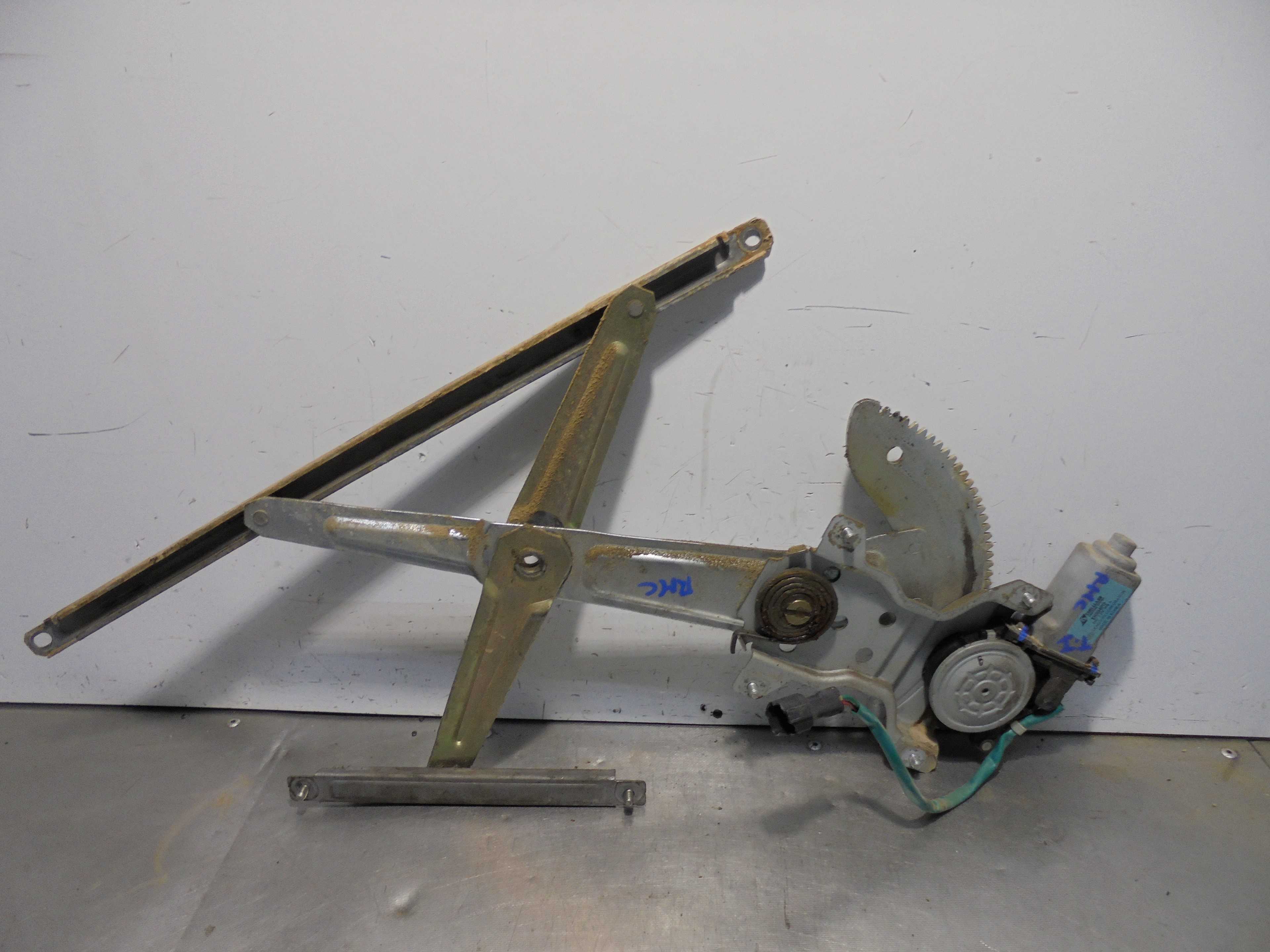 Recambio de elevalunas trasero izquierdo para kia carens 1.8 cat referencia OEM IAM XH504P0 DENSO 